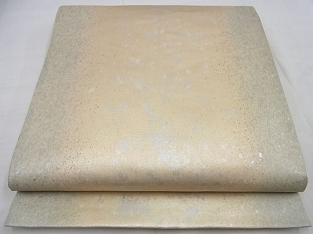 ■■■　サイズ　■■■ 長さ 430cm 幅 30.5cm程 ■■■　商品詳細　■■■ 【正絹】 状態は接写画像のように裏地に薄い汚れ、 太鼓から手先にかけて折山の薄い汚れがございますが その他特に目立ったシミ汚れなどもなく大変良い状態です。 大変上質な逸品になります。 お安く出品致しますので、是非この機会にいかがでしょうか？ ■■■　注意事項　■■■ ■モニター発色の具合により色合いが異なる場合がございます。 ■寸法は多少の誤差が生じる場合がございますのでご了承ください。 ■縫込みの長さが左右非対称の場合は短い部分を記載しております。 左右非対称であってもご返品・お値引き等の保証は出来かねますので、ご了承の上ご購入をお願い致します。 ■シミ等のチェックには注意を払っておりますが、見落としがある場合もございますし、個人の見解も様々ですので神経質な方のご購入はお控えください。 ■箪笥に入っておりました着物や帯なので畳みシワや匂いがあるものもございます。 ■お休みは基本的に土日祝となりますが、その他臨時でお休みする場合がございますのでご了承ください。 ■商品の発送は平日のみの発送となります。 ■夜間と土曜、日曜日はお問い合わせの回答が遅れる場合がございます。 ■当店では、お直し、紋入れ、お手入れ等は承っておりません。 ■生地の状態（ヤケ、経年劣化等）によってはサイズ直しが出来ない場合がございます。 その点もどうかご了承のうえ、ご購入をお願いいたします。 ■弊社で取り扱う商品は一点ものにつき、時期や在庫状況に応じて金額が変更となる場合がございます。 ■検針は行っておりません。予めご了承いただきますようお願いいたします。 ■【洗える着物】と記載のある商品におきましては、商品お届け後に洗濯を行ってしまってからのご返品にはご対応しかねます。 念の為、専門店でのお手入れをお願いいたします。 ■着物のサイズ目安は下記を参考ください↓ ＜女性着物＞　お端折り次第で＋5cm　−1cmが着用可能サイズ 　例）身丈170cmの場合、身長160cm〜175cm ＜男性着物＞　身丈＋約25cm〜27cm程が適応身長 　例）身丈155cmの場合、身長180〜182cm