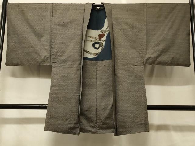 ■■■　サイズ　■■■ 身丈 93cm（肩から） 裄丈 68.5cm 袖丈 48cm　縫込み 6cm 袖幅 34.5cm 前幅 19cm 後幅 32cm 裄 お袖側 約1cm　身頃側 約1cm ■■■　商品詳細　■■■ 【正絹】 状態は接写画像のように左袖前・右袖前に薄い汚れがございますが その他特に目立ったシミ汚れなどもなく大変良い状態です。 大変上質な逸品になります。 お安く出品致しますので、是非この機会にいかがでしょうか？ ■■■　注意事項　■■■ ■モニター発色の具合により色合いが異なる場合がございます。 ■寸法は多少の誤差が生じる場合がございますのでご了承ください。 ■縫込みの長さが左右非対称の場合は短い部分を記載しております。 左右非対称であってもご返品・お値引き等の保証は出来かねますので、ご了承の上ご購入をお願い致します。 ■シミ等のチェックには注意を払っておりますが、見落としがある場合もございますし、個人の見解も様々ですので神経質な方のご購入はお控えください。 ■箪笥に入っておりました着物や帯なので畳みシワや匂いがあるものもございます。 ■お休みは基本的に土日祝となりますが、その他臨時でお休みする場合がございますのでご了承ください。 ■商品の発送は平日のみの発送となります。 ■夜間と土曜、日曜日はお問い合わせの回答が遅れる場合がございます。 ■当店では、お直し、紋入れ、お手入れ等は承っておりません。 ■生地の状態（ヤケ、経年劣化等）によってはサイズ直しが出来ない場合がございます。 その点もどうかご了承のうえ、ご購入をお願いいたします。 ■弊社で取り扱う商品は一点ものにつき、時期や在庫状況に応じて金額が変更となる場合がございます。 ■検針は行っておりません。予めご了承いただきますようお願いいたします。 ■【洗える着物】と記載のある商品におきましては、商品お届け後に洗濯を行ってしまってからのご返品にはご対応しかねます。 念の為、専門店でのお手入れをお願いいたします。 ■写真に写っている物が全てになります。それ以外の付属品はございませんのでご了承ください。 ■状態に関する写真につきましては、掲載可能な写真枚数に限りがあるため、各箇所につき1枚参考画像を掲載しております。 ■着物のサイズ目安は下記を参考ください↓ ＜女性着物＞　お端折り次第で＋5cm　－1cmが着用可能サイズ 　例）身丈170cmの場合、身長160cm～175cm ＜男性着物＞　身丈＋約25cm～27cm程が適応身長 　例）身丈155cmの場合、身長180～182cm