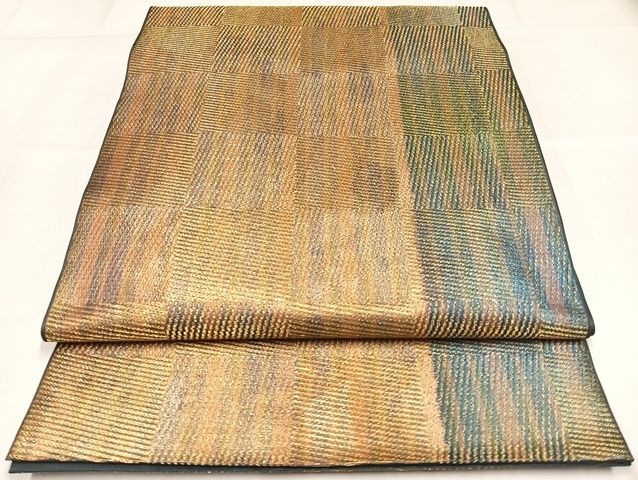 ■■■　サイズ　■■■ 長さ 434cm 幅 31cm程 ■■■　商品詳細　■■■ 【正絹】 詳細に関しましては、画像をご確認ください。 大変上質な逸品になります。 お安く出品致しますので、是非この機会にいかがでしょうか？ ■■■　注意事項　■■■ ■モニター発色の具合により色合いが異なる場合がございます。 ■寸法は多少の誤差が生じる場合がございますのでご了承ください。 ■縫込みの長さが左右非対称の場合は短い部分を記載しております。 左右非対称であってもご返品・お値引き等の保証は出来かねますので、ご了承の上ご購入をお願い致します。 ■シミ等のチェックには注意を払っておりますが、見落としがある場合もございますし、個人の見解も様々ですので神経質な方のご購入はお控えください。 ■箪笥に入っておりました着物や帯なので畳みシワや匂いがあるものもございます。 ■お休みは基本的に土日祝となりますが、その他臨時でお休みする場合がございますのでご了承ください。 ■商品の発送は平日のみの発送となります。 ■夜間と土曜、日曜日はお問い合わせの回答が遅れる場合がございます。 ■当店では、お直し、紋入れ、お手入れ等は承っておりません。 ■生地の状態（ヤケ、経年劣化等）によってはサイズ直しが出来ない場合がございます。 その点もどうかご了承のうえ、ご購入をお願いいたします。 ■弊社で取り扱う商品は一点ものにつき、時期や在庫状況に応じて金額が変更となる場合がございます。 ■検針は行っておりません。予めご了承いただきますようお願いいたします。 ■【洗える着物】と記載のある商品におきましては、商品お届け後に洗濯を行ってしまってからのご返品にはご対応しかねます。 念の為、専門店でのお手入れをお願いいたします。 ■着物のサイズ目安は下記を参考ください↓ ＜女性着物＞　お端折り次第で＋5cm　−1cmが着用可能サイズ 　例）身丈170cmの場合、身長160cm〜175cm ＜男性着物＞　身丈＋約25cm〜27cm程が適応身長 　例）身丈155cmの場合、身長180〜182cm