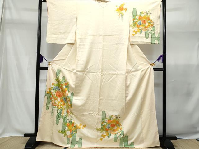 ■■■　サイズ　■■■ 身丈 168.5cm（肩から） 裄丈 64cm 袖丈 50cm　縫込み 2.5cm 袖幅 34cm 前幅 22cm 後幅 29.5cm 着物縫いこみ 内揚げ 2cm 裄 お袖側 約3cm　身頃側 約4cm ■■■　商品詳細　■■■ 【正絹】 状態は画像を添付しておりますので、そちらをご確認下さいますよう宜しくお願い致します。 大変上質な逸品になります。 お安く出品致しますので、是非この機会にいかがでしょうか？ ■■■　注意事項　■■■ ■モニター発色の具合により色合いが異なる場合がございます。 ■寸法は多少の誤差が生じる場合がございますのでご了承ください。 ■縫込みの長さが左右非対称の場合は短い部分を記載しております。 左右非対称であってもご返品・お値引き等の保証は出来かねますので、ご了承の上ご購入をお願い致します。 ■シミ等のチェックには注意を払っておりますが、見落としがある場合もございますし、個人の見解も様々ですので神経質な方のご購入はお控えください。 ■箪笥に入っておりました着物や帯なので畳みシワや匂いがあるものもございます。 ■お休みは基本的に土日祝となりますが、その他臨時でお休みする場合がございますのでご了承ください。 ■商品の発送は平日のみの発送となります。 ■夜間と土曜、日曜日はお問い合わせの回答が遅れる場合がございます。 ■当店では、お直し、紋入れ、お手入れ等は承っておりません。 ■生地の状態（ヤケ、経年劣化等）によってはサイズ直しが出来ない場合がございます。 その点もどうかご了承のうえ、ご購入をお願いいたします。 ■弊社で取り扱う商品は一点ものにつき、時期や在庫状況に応じて金額が変更となる場合がございます。 ■検針は行っておりません。予めご了承いただきますようお願いいたします。 ■【洗える着物】と記載のある商品におきましては、商品お届け後に洗濯を行ってしまってからのご返品にはご対応しかねます。 念の為、専門店でのお手入れをお願いいたします。 ■着物のサイズ目安は下記を参考ください↓ ＜女性着物＞　お端折り次第で＋5cm　−1cmが着用可能サイズ 　例）身丈170cmの場合、身長160cm〜175cm ＜男性着物＞　身丈＋約25cm〜27cm程が適応身長 　例）身丈155cmの場合、身長180〜182cm