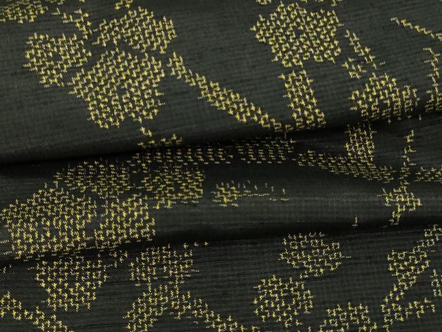 ■■■　サイズ　■■■ 身丈 150cm（肩から） 裄丈 64cm 袖丈 44.5cm　縫込み 3cm 袖幅 33cm 前幅 25.5cm 後幅 30.5cm 着物縫いこみ 内揚げ 0cm 裄 お袖側 約1cm　身頃側 約1.5cm ■■■　商品詳細　■■■ 【正絹】 状態は特に目立ったシミ汚れなどもなく大変良い状態です。 大変上質な逸品になります。 お安く出品致しますので、是非この機会にいかがでしょうか？ ■■■　注意事項　■■■ ■モニター発色の具合により色合いが異なる場合がございます。 ■寸法は多少の誤差が生じる場合がございますのでご了承ください。 ■シミ等のチェックには注意を払っておりますが、見落としがある場合もございますし、個人の見解も様々ですので神経質な方のご購入はお控えください。 ■箪笥に入っておりました着物や帯なので畳みシワや匂いがあるものもございます。 ■お休みは基本的に土日祝となりますが、その他臨時でお休みする場合がございますのでご了承ください。 ■商品の発送は平日のみの発送となります。 ■夜間と土曜、日曜日はお問い合わせの回答が遅れる場合がございます。 ■当店では、お直し、紋入れ、お手入れ等は承っておりません。 ■生地の状態（ヤケ、経年劣化等）によってはサイズ直しが出来ない場合がございます。 その点もどうかご了承のうえ、ご購入をお願いいたします。 ■着物のサイズ目安は下記を参考ください↓ ＜女性着物＞　身長-10cm+5cmが着用可能サイズ(お端折り次第) 　例）身長160cmの方→着物身丈150cm〜165cm ＜男性着物＞　身長-27cm ±5cmが着用可能サイズ 　例）身長170cmの方→着物身丈138cm〜148cm