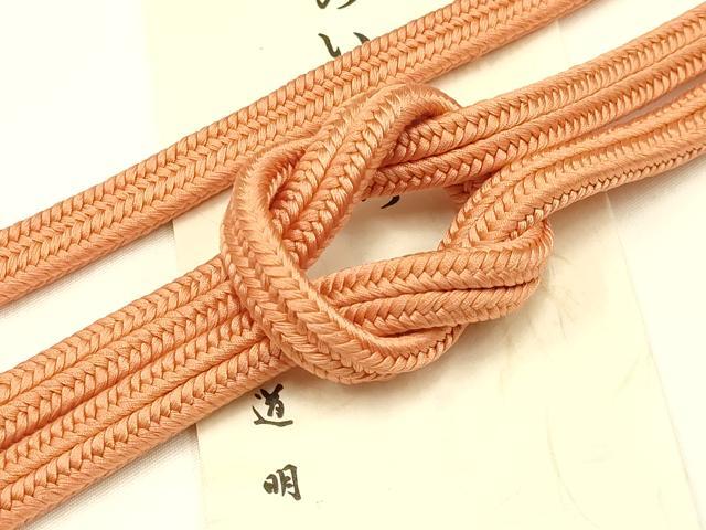 ■■■　サイズ　■■■ 長さ　約146cm（房を除く） ■■■　商品詳細　■■■ 【正絹】 状態は特に目立ったシミ汚れなどもなく大変良い状態です。 大変上質な逸品になります。 お安く出品致しますので、是非この機会にいかがでしょうか？ ■■■　注意事項　■■■ ■モニター発色の具合により色合いが異なる場合がございます。 ■寸法は多少の誤差が生じる場合がございますのでご了承ください。 ■縫込みの長さが左右非対称の場合は短い部分を記載しております。 左右非対称であってもご返品・お値引き等の保証は出来かねますので、ご了承の上ご購入をお願い致します。 ■シミ等のチェックには注意を払っておりますが、見落としがある場合もございますし、個人の見解も様々ですので神経質な方のご購入はお控えください。 ■箪笥に入っておりました着物や帯なので畳みシワや匂いがあるものもございます。 ■お休みは基本的に土日祝となりますが、その他臨時でお休みする場合がございますのでご了承ください。 ■商品の発送は平日のみの発送となります。 ■夜間と土曜、日曜日はお問い合わせの回答が遅れる場合がございます。 ■当店では、お直し、紋入れ、お手入れ等は承っておりません。 ■生地の状態（ヤケ、経年劣化等）によってはサイズ直しが出来ない場合がございます。 その点もどうかご了承のうえ、ご購入をお願いいたします。 ■弊社で取り扱う商品は一点ものにつき、時期や在庫状況に応じて金額が変更となる場合がございます。 ■検針は行っておりません。予めご了承いただきますようお願いいたします。 ■【洗える着物】と記載のある商品におきましては、商品お届け後に洗濯を行ってしまってからのご返品にはご対応しかねます。 念の為、専門店でのお手入れをお願いいたします。 ■着物のサイズ目安は下記を参考ください↓ ＜女性着物＞　お端折り次第で＋5?　−10?が着用可能サイズ 　例）身丈170?の場合、身長160?〜175? ＜男性着物＞　身丈＋約25?〜27?程が適応身長 　例）身丈155?の場合、身長180〜182?