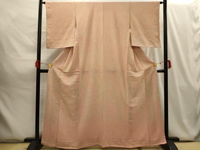 ■■■　サイズ　■■■ 身丈 162cm（肩から） 裄丈 64.5cm 袖丈 53cm　縫込み 4cm 袖幅 33cm 前幅 24.5cm 後幅 30cm 着物縫いこみ 内揚げ 0cm 裄 お袖側 約2cm　身頃側 約2.5cm ■■■　商品詳細　■■■ 【正絹】 状態は特に目立ったシミ汚れなどもなく大変良い状態です。 大変上質な逸品になります。 お安く出品致しますので、是非この機会にいかがでしょうか？ ■■■　注意事項　■■■ ■モニター発色の具合により色合いが異なる場合がございます。 ■寸法は多少の誤差が生じる場合がございますのでご了承ください。 ■縫込みの長さが左右非対称の場合は短い部分を記載しております。 左右非対称であってもご返品・お値引き等の保証は出来かねますので、ご了承の上ご購入をお願い致します。 ■シミ等のチェックには注意を払っておりますが、見落としがある場合もございますし、個人の見解も様々ですので神経質な方のご購入はお控えください。 ■箪笥に入っておりました着物や帯なので畳みシワや匂いがあるものもございます。 ■お休みは基本的に土日祝となりますが、その他臨時でお休みする場合がございますのでご了承ください。 ■商品の発送は平日のみの発送となります。 ■夜間と土曜、日曜日はお問い合わせの回答が遅れる場合がございます。 ■当店では、お直し、紋入れ、お手入れ等は承っておりません。 ■生地の状態（ヤケ、経年劣化等）によってはサイズ直しが出来ない場合がございます。 その点もどうかご了承のうえ、ご購入をお願いいたします。 ■弊社で取り扱う商品は一点ものにつき、時期や在庫状況に応じて金額が変更となる場合がございます。 ■検針は行っておりません。予めご了承いただきますようお願いいたします。 ■【洗える着物】と記載のある商品におきましては、商品お届け後に洗濯を行ってしまってからのご返品にはご対応しかねます。 念の為、専門店でのお手入れをお願いいたします。 ■着物のサイズ目安は下記を参考ください↓ ＜女性着物＞　お端折り次第で＋5cm　−1cmが着用可能サイズ 　例）身丈170cmの場合、身長160cm〜175cm ＜男性着物＞　身丈＋約25cm〜27cm程が適応身長 　例）身丈155cmの場合、身長180〜182cm