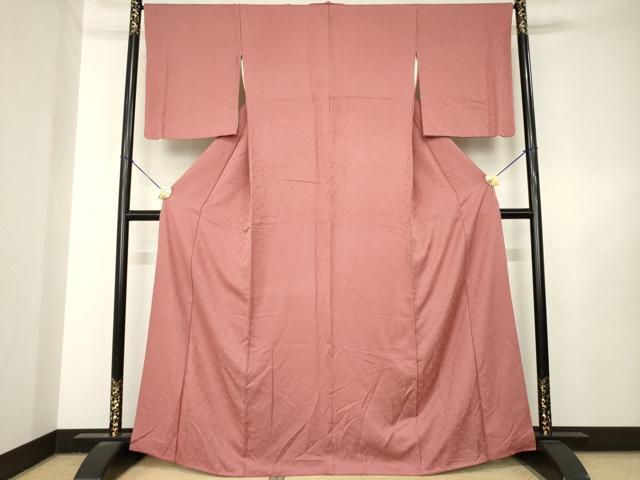 平和屋の平和屋着物●上質な色無地　舞花地紋　蘇芳香色　正絹　逸品　AABL7247ck｜アングル2