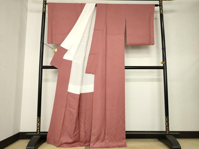 平和屋の平和屋着物●上質な色無地　舞花地紋　蘇芳香色　正絹　逸品　AABL7247ck｜アングル3