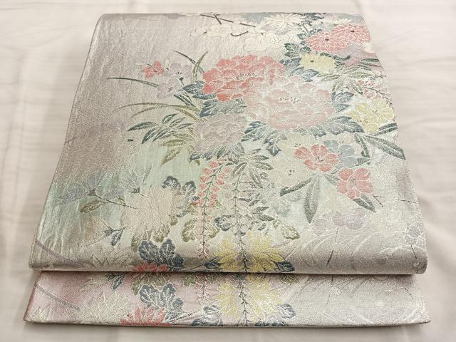 ■■■　サイズ　■■■ 長さ 426cm 幅 30.5cm程 ■■■　商品詳細　■■■ 【正絹】 詳細に関しましては、画像をご確認ください。 大変上質な逸品になります。 お安く出品致しますので、是非この機会にいかがでしょうか？ ※汚れ等に関しましては、着用時には見えない部分になるかと思いますのであまり気にならずお召になれるかと思います。 ■■■　注意事項　■■■ ■モニター発色の具合により色合いが異なる場合がございます。 ■寸法は多少の誤差が生じる場合がございますのでご了承ください。 ■縫込みの長さが左右非対称の場合は短い部分を記載しております。 左右非対称であってもご返品・お値引き等の保証は出来かねますので、ご了承の上ご購入をお願い致します。 ■シミ等のチェックには注意を払っておりますが、見落としがある場合もございますし、個人の見解も様々ですので神経質な方のご購入はお控えください。 ■箪笥に入っておりました着物や帯なので畳みシワや匂いがあるものもございます。 ■お休みは基本的に土日祝となりますが、その他臨時でお休みする場合がございますのでご了承ください。 ■商品の発送は平日のみの発送となります。 ■夜間と土曜、日曜日はお問い合わせの回答が遅れる場合がございます。 ■当店では、お直し、紋入れ、お手入れ等は承っておりません。 ■生地の状態（ヤケ、経年劣化等）によってはサイズ直しが出来ない場合がございます。 その点もどうかご了承のうえ、ご購入をお願いいたします。 ■弊社で取り扱う商品は一点ものにつき、時期や在庫状況に応じて金額が変更となる場合がございます。 ■検針は行っておりません。予めご了承いただきますようお願いいたします。 ■【洗える着物】と記載のある商品におきましては、商品お届け後に洗濯を行ってしまってからのご返品にはご対応しかねます。 念の為、専門店でのお手入れをお願いいたします。 ■着物のサイズ目安は下記を参考ください↓ ＜女性着物＞　お端折り次第で＋5cm　−1cmが着用可能サイズ 　例）身丈170cmの場合、身長160cm〜175cm ＜男性着物＞　身丈＋約25cm〜27cm程が適応身長 　例）身丈155cmの場合、身長180〜182cm