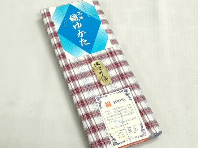■■■　サイズ　■■■ 長さ　　着尺分あり 幅　　　約34.5cm ■■■　商品詳細　■■■ 【綿・未使用】 状態は接写画像のように表地所々に薄い汚れがございます。 大変上質な逸品になります。 お安く出品致しますので、是非この機会にいかがでしょうか？ ※証紙跡がございます。 ■■■　注意事項　■■■ ■モニター発色の具合により色合いが異なる場合がございます。 ■寸法は多少の誤差が生じる場合がございますのでご了承ください。 ■縫込みの長さが左右非対称の場合は短い部分を記載しております。 左右非対称であってもご返品・お値引き等の保証は出来かねますので、ご了承の上ご購入をお願い致します。 ■シミ等のチェックには注意を払っておりますが、見落としがある場合もございますし、個人の見解も様々ですので神経質な方のご購入はお控えください。 ■箪笥に入っておりました着物や帯なので畳みシワや匂いがあるものもございます。 ■お休みは基本的に土日祝となりますが、その他臨時でお休みする場合がございますのでご了承ください。 ■商品の発送は平日のみの発送となります。 ■夜間と土曜、日曜日はお問い合わせの回答が遅れる場合がございます。 ■当店では、お直し、紋入れ、お手入れ等は承っておりません。 ■生地の状態（ヤケ、経年劣化等）によってはサイズ直しが出来ない場合がございます。 その点もどうかご了承のうえ、ご購入をお願いいたします。 ■弊社で取り扱う商品は一点ものにつき、時期や在庫状況に応じて金額が変更となる場合がございます。 ■検針は行っておりません。予めご了承いただきますようお願いいたします。 ■【洗える着物】と記載のある商品におきましては、商品お届け後に洗濯を行ってしまってからのご返品にはご対応しかねます。 念の為、専門店でのお手入れをお願いいたします。 ■写真に写っている物が全てになります。それ以外の付属品はございませんのでご了承ください。 ■状態に関する写真につきましては、掲載可能な写真枚数に限りがあるため、各箇所につき1枚参考画像を掲載しております。 ■着物のサイズ目安は下記を参考ください↓ ＜女性着物＞　お端折り次第で＋5cm　−1cmが着用可能サイズ 　例）身丈170cmの場合、身長160cm〜175cm ＜男性着物＞　身丈＋約25cm〜27cm程が適応身長 　例）身丈155cmの場合、身長180〜182cm