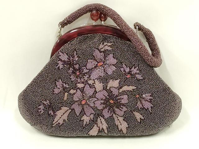 ■■■　サイズ　■■■ 【バッグ】 横　　　26cm 縦　　　16.5cm　取っ手込み　33cm 奥行き　5cm ■■■　商品詳細　■■■ 状態は参考画像のように所々に汚れ、糸解けがございます。 大変上質な逸品になります。 お安く出品致しますので、是非この機会にいかがでしょうか？ ■■■　注意事項　■■■ ■モニター発色の具合により色合いが異なる場合がございます。 ■寸法は多少の誤差が生じる場合がございますのでご了承ください。 ■縫込みの長さが左右非対称の場合は短い部分を記載しております。 左右非対称であってもご返品・お値引き等の保証は出来かねますので、ご了承の上ご購入をお願い致します。 ■シミ等のチェックには注意を払っておりますが、見落としがある場合もございますし、個人の見解も様々ですので神経質な方のご購入はお控えください。 ■箪笥に入っておりました着物や帯なので畳みシワや匂いがあるものもございます。 ■お休みは基本的に土日祝となりますが、その他臨時でお休みする場合がございますのでご了承ください。 ■商品の発送は平日のみの発送となります。 ■夜間と土曜、日曜日はお問い合わせの回答が遅れる場合がございます。 ■当店では、お直し、紋入れ、お手入れ等は承っておりません。 ■生地の状態（ヤケ、経年劣化等）によってはサイズ直しが出来ない場合がございます。 その点もどうかご了承のうえ、ご購入をお願いいたします。 ■弊社で取り扱う商品は一点ものにつき、時期や在庫状況に応じて金額が変更となる場合がございます。 ■検針は行っておりません。予めご了承いただきますようお願いいたします。 ■【洗える着物】と記載のある商品におきましては、商品お届け後に洗濯を行ってしまってからのご返品にはご対応しかねます。 念の為、専門店でのお手入れをお願いいたします。 ■写真に写っている物が全てになります。それ以外の付属品はございませんのでご了承ください。 ■状態に関する写真につきましては、掲載可能な写真枚数に限りがあるため、各箇所につき1枚参考画像を掲載しております。 ■着物のサイズ目安は下記を参考ください↓ ＜女性着物＞　お端折り次第で＋5cm　−1cmが着用可能サイズ 　例）身丈170cmの場合、身長160cm〜175cm ＜男性着物＞　身丈＋約25cm〜27cm程が適応身長 　例）身丈155cmの場合、身長180〜182cm