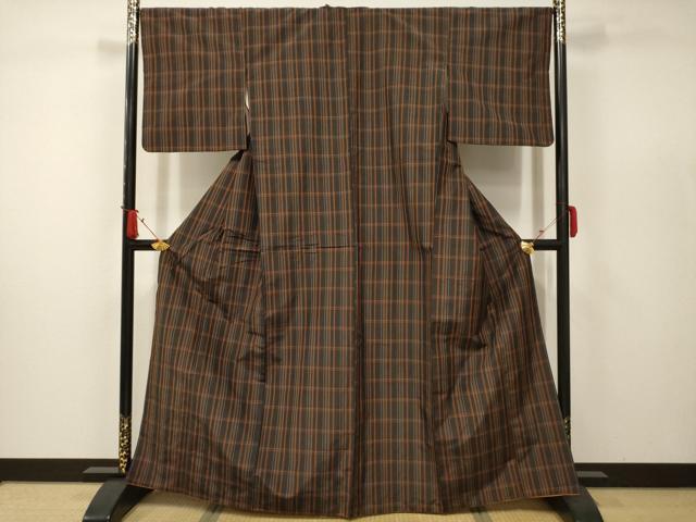 ■■■　サイズ　■■■ 身丈 162cm（肩から） 裄丈 67.5cm 袖丈 48cm　縫込み 5.5cm 袖幅 33.5cm 前幅 25.5cm 後幅 30.5cm 着物縫いこみ 内揚げ 5.5cm 裄 お袖側 約4cm　身頃側 約1.5cm ■■■　商品詳細　■■■ 【正絹】 状態は画像を添付しておりますので、そちらをご確認下さいますよう宜しくお願い致します。 大変上質な逸品になります。 お安く出品致しますので、是非この機会にいかがでしょうか？ ■■■　注意事項　■■■ ■モニター発色の具合により色合いが異なる場合がございます。 ■寸法は多少の誤差が生じる場合がございますのでご了承ください。 ■縫込みの長さが左右非対称の場合は短い部分を記載しております。 左右非対称であってもご返品・お値引き等の保証は出来かねますので、ご了承の上ご購入をお願い致します。 ■シミ等のチェックには注意を払っておりますが、見落としがある場合もございますし、個人の見解も様々ですので神経質な方のご購入はお控えください。 ■箪笥に入っておりました着物や帯なので畳みシワや匂いがあるものもございます。 ■お休みは基本的に土日祝となりますが、その他臨時でお休みする場合がございますのでご了承ください。 ■商品の発送は平日のみの発送となります。 ■夜間と土曜、日曜日はお問い合わせの回答が遅れる場合がございます。 ■当店では、お直し、紋入れ、お手入れ等は承っておりません。 ■生地の状態（ヤケ、経年劣化等）によってはサイズ直しが出来ない場合がございます。 その点もどうかご了承のうえ、ご購入をお願いいたします。 ■弊社で取り扱う商品は一点ものにつき、時期や在庫状況に応じて金額が変更となる場合がございます。 ■検針は行っておりません。予めご了承いただきますようお願いいたします。 ■【洗える着物】と記載のある商品におきましては、商品お届け後に洗濯を行ってしまってからのご返品にはご対応しかねます。 念の為、専門店でのお手入れをお願いいたします。 ■着物のサイズ目安は下記を参考ください↓ ＜女性着物＞　お端折り次第で＋5?　−10?が着用可能サイズ 　例）身丈170?の場合、身長160?〜175? ＜男性着物＞　身丈＋約25?〜27?程が適応身長 　例）身丈155?の場合、身長180〜182?