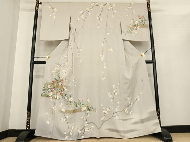 ■■■　サイズ　■■■ 身丈 163cm（肩から） 裄丈 66cm 袖丈 52cm　縫込み 5cm 袖幅 34cm 前幅 24cm 後幅 30cm 着物縫いこみ 内揚げ 7cm 裄 お袖側 約1.5cm　身頃側 約3.5cm ■■■　商品詳細　■■■ 【正絹】 状態は接写画像のように上前に薄い汚れがございますが その他特に目立ったシミ汚れなどもなく大変良い状態です。 大変上質な逸品になります。 お安く出品致しますので、是非この機会にいかがでしょうか？ ■■■　注意事項　■■■ ■モニター発色の具合により色合いが異なる場合がございます。 ■寸法は多少の誤差が生じる場合がございますのでご了承ください。 ■縫込みの長さが左右非対称の場合は短い部分を記載しております。 左右非対称であってもご返品・お値引き等の保証は出来かねますので、ご了承の上ご購入をお願い致します。 ■シミ等のチェックには注意を払っておりますが、見落としがある場合もございますし、個人の見解も様々ですので神経質な方のご購入はお控えください。 ■箪笥に入っておりました着物や帯なので畳みシワや匂いがあるものもございます。 ■お休みは基本的に土日祝となりますが、その他臨時でお休みする場合がございますのでご了承ください。 ■商品の発送は平日のみの発送となります。 ■夜間と土曜、日曜日はお問い合わせの回答が遅れる場合がございます。 ■当店では、お直し、紋入れ、お手入れ等は承っておりません。 ■生地の状態（ヤケ、経年劣化等）によってはサイズ直しが出来ない場合がございます。 その点もどうかご了承のうえ、ご購入をお願いいたします。 ■弊社で取り扱う商品は一点ものにつき、時期や在庫状況に応じて金額が変更となる場合がございます。 ■検針は行っておりません。予めご了承いただきますようお願いいたします。 ■【洗える着物】と記載のある商品におきましては、商品お届け後に洗濯を行ってしまってからのご返品にはご対応しかねます。 念の為、専門店でのお手入れをお願いいたします。 ■着物のサイズ目安は下記を参考ください↓ ＜女性着物＞　お端折り次第で＋5cm　−1cmが着用可能サイズ 　例）身丈170cmの場合、身長160cm〜175cm ＜男性着物＞　身丈＋約25cm〜27cm程が適応身長 　例）身丈155cmの場合、身長180〜182cm