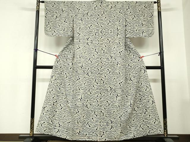 ■■■　サイズ　■■■ 身丈 156cm（肩から） 裄丈 63cm 袖丈 45cm　縫込み 2cm 袖幅 32.5cm 前幅 23cm 後幅 29cm 着物縫いこみ 内揚げ 0cm 裄 お袖側 約1.5cm　身頃側 約5cm ■■■　商品詳細　■■■ 【綿】 状態は接写画像のように後身頃・両袖前後・下前に薄い汚れがございますが その他特に目立ったシミ汚れなどもなく大変良い状態です。 大変上質な逸品になります。 お安く出品致しますので、是非この機会にいかがでしょうか？ ■■■　注意事項　■■■ ■モニター発色の具合により色合いが異なる場合がございます。 ■寸法は多少の誤差が生じる場合がございますのでご了承ください。 ■縫込みの長さが左右非対称の場合は短い部分を記載しております。 左右非対称であってもご返品・お値引き等の保証は出来かねますので、ご了承の上ご購入をお願い致します。 ■シミ等のチェックには注意を払っておりますが、見落としがある場合もございますし、個人の見解も様々ですので神経質な方のご購入はお控えください。 ■箪笥に入っておりました着物や帯なので畳みシワや匂いがあるものもございます。 ■お休みは基本的に土日祝となりますが、その他臨時でお休みする場合がございますのでご了承ください。 ■商品の発送は平日のみの発送となります。 ■夜間と土曜、日曜日はお問い合わせの回答が遅れる場合がございます。 ■当店では、お直し、紋入れ、お手入れ等は承っておりません。 ■生地の状態（ヤケ、経年劣化等）によってはサイズ直しが出来ない場合がございます。 その点もどうかご了承のうえ、ご購入をお願いいたします。 ■弊社で取り扱う商品は一点ものにつき、時期や在庫状況に応じて金額が変更となる場合がございます。 ■検針は行っておりません。予めご了承いただきますようお願いいたします。 ■【洗える着物】と記載のある商品におきましては、商品お届け後に洗濯を行ってしまってからのご返品にはご対応しかねます。 念の為、専門店でのお手入れをお願いいたします。 ■写真に写っている物が全てになります。それ以外の付属品はございませんのでご了承ください。 ■状態に関する写真につきましては、掲載可能な写真枚数に限りがあるため、各箇所につき1枚参考画像を掲載しております。 ■着物のサイズ目安は下記を参考ください↓ ＜女性着物＞　お端折り次第で＋5cm　−1cmが着用可能サイズ 　例）身丈170cmの場合、身長160cm〜175cm ＜男性着物＞　身丈＋約25cm〜27cm程が適応身長 　例）身丈155cmの場合、身長180〜182cm