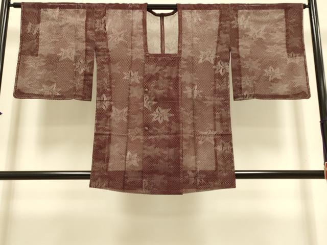 ■■■　サイズ　■■■ 身丈 77.5cm（肩から） 裄丈 64cm 袖丈 44cm　縫込み 3cm 袖幅 33cm 前幅 20cm 後幅 30.5cm 裄 お袖側 約2.5cm　身頃側 約4.5cm ■■■　商品詳細　■■■ 【正絹・未使用】 状態は特に目立ったシミ汚れなどもなく大変良い状態です。 大変上質な逸品になります。 お安く出品致しますので、是非この機会にいかがでしょうか？ ■■■　注意事項　■■■ ■モニター発色の具合により色合いが異なる場合がございます。 ■寸法は多少の誤差が生じる場合がございますのでご了承ください。 ■縫込みの長さが左右非対称の場合は短い部分を記載しております。 左右非対称であってもご返品・お値引き等の保証は出来かねますので、ご了承の上ご購入をお願い致します。 ■シミ等のチェックには注意を払っておりますが、見落としがある場合もございますし、個人の見解も様々ですので神経質な方のご購入はお控えください。 ■箪笥に入っておりました着物や帯なので畳みシワや匂いがあるものもございます。 ■お休みは基本的に土日祝となりますが、その他臨時でお休みする場合がございますのでご了承ください。 ■商品の発送は平日のみの発送となります。 ■夜間と土曜、日曜日はお問い合わせの回答が遅れる場合がございます。 ■当店では、お直し、紋入れ、お手入れ等は承っておりません。 ■生地の状態（ヤケ、経年劣化等）によってはサイズ直しが出来ない場合がございます。 その点もどうかご了承のうえ、ご購入をお願いいたします。 ■弊社で取り扱う商品は一点ものにつき、時期や在庫状況に応じて金額が変更となる場合がございます。 ■検針は行っておりません。予めご了承いただきますようお願いいたします。 ■【洗える着物】と記載のある商品におきましては、商品お届け後に洗濯を行ってしまってからのご返品にはご対応しかねます。 念の為、専門店でのお手入れをお願いいたします。 ■写真に写っている物が全てになります。それ以外の付属品はございませんのでご了承ください。 ■状態に関する写真につきましては、掲載可能な写真枚数に限りがあるため、各箇所につき1枚参考画像を掲載しております。 ■着物のサイズ目安は下記を参考ください↓ ＜女性着物＞　お端折り次第で＋5cm　−1cmが着用可能サイズ 　例）身丈170cmの場合、身長160cm〜175cm ＜男性着物＞　身丈＋約25cm〜27cm程が適応身長 　例）身丈155cmの場合、身長180〜182cm