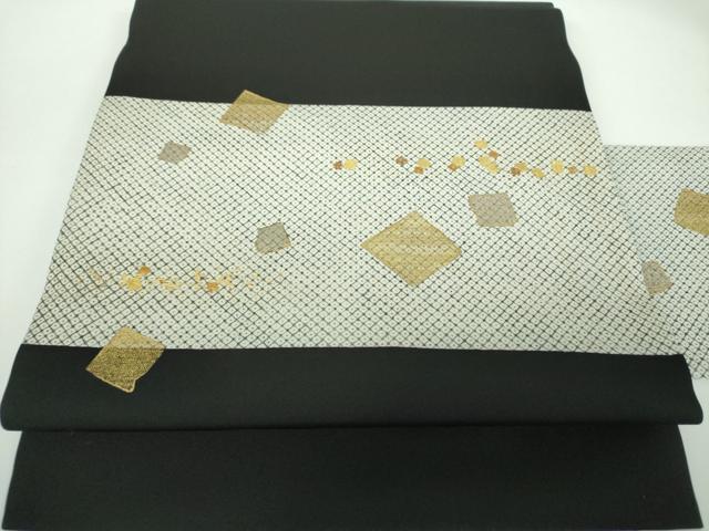 ■■■　サイズ　■■■ 長さ 370.5cm 幅 30cm程 ■■■　商品詳細　■■■ 【正絹・未使用】 状態は一度も締めておらず 特に目立ったシミ汚れなどもなく大変良い状態です。 大変上質な逸品になります。 お安く出品致しますので、是非この機会にいかがでしょうか？ ■■■　注意事項　■■■ ■モニター発色の具合により色合いが異なる場合がございます。 ■寸法は多少の誤差が生じる場合がございますのでご了承ください。 ■縫込みの長さが左右非対称の場合は短い部分を記載しております。 左右非対称であってもご返品・お値引き等の保証は出来かねますので、ご了承の上ご購入をお願い致します。 ■シミ等のチェックには注意を払っておりますが、見落としがある場合もございますし、個人の見解も様々ですので神経質な方のご購入はお控えください。 ■箪笥に入っておりました着物や帯なので畳みシワや匂いがあるものもございます。 ■お休みは基本的に土日祝となりますが、その他臨時でお休みする場合がございますのでご了承ください。 ■商品の発送は平日のみの発送となります。 ■夜間と土曜、日曜日はお問い合わせの回答が遅れる場合がございます。 ■当店では、お直し、紋入れ、お手入れ等は承っておりません。 ■生地の状態（ヤケ、経年劣化等）によってはサイズ直しが出来ない場合がございます。 その点もどうかご了承のうえ、ご購入をお願いいたします。 ■弊社で取り扱う商品は一点ものにつき、時期や在庫状況に応じて金額が変更となる場合がございます。 ■検針は行っておりません。予めご了承いただきますようお願いいたします。 ■【洗える着物】と記載のある商品におきましては、商品お届け後に洗濯を行ってしまってからのご返品にはご対応しかねます。 念の為、専門店でのお手入れをお願いいたします。 ■着物のサイズ目安は下記を参考ください↓ ＜女性着物＞　お端折り次第で＋5cm　−1cmが着用可能サイズ 　例）身丈170cmの場合、身長160cm〜175cm ＜男性着物＞　身丈＋約25cm〜27cm程が適応身長 　例）身丈155cmの場合、身長180〜182cm