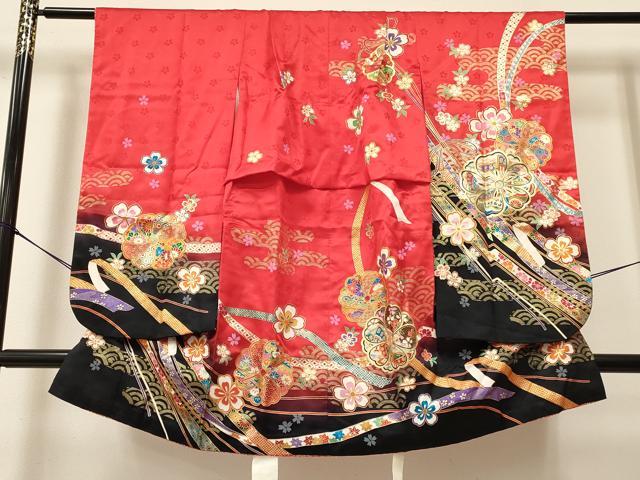 ■■■　サイズ　■■■ 【祝着】 身丈 96.5cm（肩から） 裄丈 52.5cm（肩上げ　3cm） 袖丈 73.5cm　縫込み 2.5cm 袖幅 33.5cm 前幅 18.5cm 後幅 26cm 着物縫いこみ 内揚げ 0cm （腰上げ　18cm） 裄 お袖側 約2.5cm　身頃側 約2cm ■■■　商品詳細　■■■ 着物【正絹・重ね衿：取り外し可能】の 状態は特に目立ったシミ汚れなどもなく大変良い状態です。 大変上質な逸品になります。 お安く出品致しますので、是非この機会にいかがでしょうか？ ■■■　注意事項　■■■ ■モニター発色の具合により色合いが異なる場合がございます。 ■寸法は多少の誤差が生じる場合がございますのでご了承ください。 ■縫込みの長さが左右非対称の場合は短い部分を記載しております。 左右非対称であってもご返品・お値引き等の保証は出来かねますので、ご了承の上ご購入をお願い致します。 ■シミ等のチェックには注意を払っておりますが、見落としがある場合もございますし、個人の見解も様々ですので神経質な方のご購入はお控えください。 ■箪笥に入っておりました着物や帯なので畳みシワや匂いがあるものもございます。 ■お休みは基本的に土日祝となりますが、その他臨時でお休みする場合がございますのでご了承ください。 ■商品の発送は平日のみの発送となります。 ■夜間と土曜、日曜日はお問い合わせの回答が遅れる場合がございます。 ■当店では、お直し、紋入れ、お手入れ等は承っておりません。 ■生地の状態（ヤケ、経年劣化等）によってはサイズ直しが出来ない場合がございます。 その点もどうかご了承のうえ、ご購入をお願いいたします。 ■弊社で取り扱う商品は一点ものにつき、時期や在庫状況に応じて金額が変更となる場合がございます。 ■検針は行っておりません。予めご了承いただきますようお願いいたします。 ■【洗える着物】と記載のある商品におきましては、商品お届け後に洗濯を行ってしまってからのご返品にはご対応しかねます。 念の為、専門店でのお手入れをお願いいたします。 ■着物のサイズ目安は下記を参考ください↓ ＜女性着物＞　お端折り次第で＋5cm　−1cmが着用可能サイズ 　例）身丈170cmの場合、身長160cm〜175cm ＜男性着物＞　身丈＋約25cm〜27cm程が適応身長 　例）身丈155cmの場合、身長180〜182cm