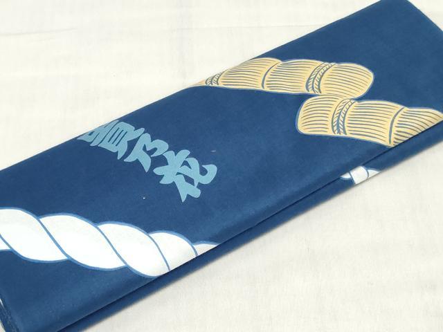 ■■■　サイズ　■■■ 長さ　　着尺分あり 幅　　　約38.5cm ■■■　商品詳細　■■■ 【綿・未使用】 状態は特に目立ったシミ汚れなどもなく大変良い状態です。 昭和33年(1958年)の皇太子明仁親王成婚に際し、 皇太子妃美智子の調度品をはじめ、各宮家の調度品を受注した 創業460年を迎えた「千總」の逸品です。 大変上質な逸品になります。 お安く出品致しますので、是非この機会にいかがでしょうか？ ■■■　注意事項　■■■ ■モニター発色の具合により色合いが異なる場合がございます。 ■寸法は多少の誤差が生じる場合がございますのでご了承ください。 ■縫込みの長さが左右非対称の場合は短い部分を記載しております。 左右非対称であってもご返品・お値引き等の保証は出来かねますので、ご了承の上ご購入をお願い致します。 ■シミ等のチェックには注意を払っておりますが、見落としがある場合もございますし、個人の見解も様々ですので神経質な方のご購入はお控えください。 ■箪笥に入っておりました着物や帯なので畳みシワや匂いがあるものもございます。 ■お休みは基本的に土日祝となりますが、その他臨時でお休みする場合がございますのでご了承ください。 ■商品の発送は平日のみの発送となります。 ■夜間と土曜、日曜日はお問い合わせの回答が遅れる場合がございます。 ■当店では、お直し、紋入れ、お手入れ等は承っておりません。 ■生地の状態（ヤケ、経年劣化等）によってはサイズ直しが出来ない場合がございます。 その点もどうかご了承のうえ、ご購入をお願いいたします。 ■弊社で取り扱う商品は一点ものにつき、時期や在庫状況に応じて金額が変更となる場合がございます。 ■検針は行っておりません。予めご了承いただきますようお願いいたします。 ■【洗える着物】と記載のある商品におきましては、商品お届け後に洗濯を行ってしまってからのご返品にはご対応しかねます。 念の為、専門店でのお手入れをお願いいたします。 ■写真に写っている物が全てになります。それ以外の付属品はございませんのでご了承ください。 ■状態に関する写真につきましては、掲載可能な写真枚数に限りがあるため、各箇所につき1枚参考画像を掲載しております。 ■着物のサイズ目安は下記を参考ください↓ ＜女性着物＞　お端折り次第で＋5cm　−1cmが着用可能サイズ 　例）身丈170cmの場合、身長160cm〜175cm ＜男性着物＞　身丈＋約25cm〜27cm程が適応身長 　例）身丈155cmの場合、身長180〜182cm