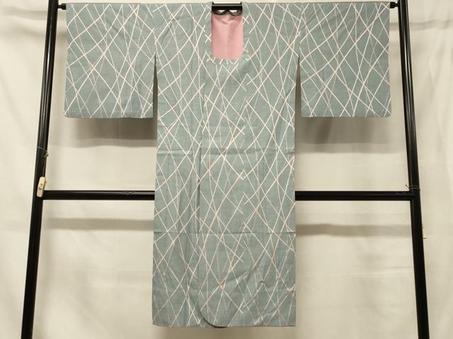 ■■■　サイズ　■■■ 身丈 123.5cm（肩から） 裄丈 66cm 袖丈 47cm　縫込み 2cm 袖幅 34.5cm 前幅 19cm 後幅 28cm 裄 お袖側 約1.5cm　身頃側 約2.5cm ■■■　商品詳細　■■■ 【正絹】 状態は接写画像のように上前・羽裏に薄い汚れがございますが その他特に目立ったシミ汚れなどもなく大変良い状態です。 大変上質な逸品になります。 お安く出品致しますので、是非この機会にいかがでしょうか？ ■■■　注意事項　■■■ ■モニター発色の具合により色合いが異なる場合がございます。 ■寸法は多少の誤差が生じる場合がございますのでご了承ください。 ■縫込みの長さが左右非対称の場合は短い部分を記載しております。 左右非対称であってもご返品・お値引き等の保証は出来かねますので、ご了承の上ご購入をお願い致します。 ■シミ等のチェックには注意を払っておりますが、見落としがある場合もございますし、個人の見解も様々ですので神経質な方のご購入はお控えください。 ■箪笥に入っておりました着物や帯なので畳みシワや匂いがあるものもございます。 ■お休みは基本的に土日祝となりますが、その他臨時でお休みする場合がございますのでご了承ください。 ■商品の発送は平日のみの発送となります。 ■夜間と土曜、日曜日はお問い合わせの回答が遅れる場合がございます。 ■当店では、お直し、紋入れ、お手入れ等は承っておりません。 ■生地の状態（ヤケ、経年劣化等）によってはサイズ直しが出来ない場合がございます。 その点もどうかご了承のうえ、ご購入をお願いいたします。 ■弊社で取り扱う商品は一点ものにつき、時期や在庫状況に応じて金額が変更となる場合がございます。 ■検針は行っておりません。予めご了承いただきますようお願いいたします。 ■【洗える着物】と記載のある商品におきましては、商品お届け後に洗濯を行ってしまってからのご返品にはご対応しかねます。 念の為、専門店でのお手入れをお願いいたします。 ■着物のサイズ目安は下記を参考ください↓ ＜女性着物＞　お端折り次第で＋5cm　−1cmが着用可能サイズ 　例）身丈170cmの場合、身長160cm〜175cm ＜男性着物＞　身丈＋約25cm〜27cm程が適応身長 　例）身丈155cmの場合、身長180〜182cm
