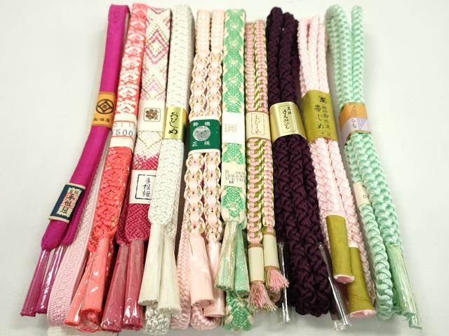 ■■■　商品詳細　■■■ 【未使用】 状態は参考画像のように薄い汚れがございます。 ※こちらのお品はまとめての出品となりますので、 サイズ等の詳細は記載しておりません。 ご理解の上でのご入札をお願い致します。 大変上質な逸品になります。 お安く出品致しますので、是非この機会にいかがでしょうか？ ■■■　注意事項　■■■ ■モニター発色の具合により色合いが異なる場合がございます。 ■寸法は多少の誤差が生じる場合がございますのでご了承ください。 ■縫込みの長さが左右非対称の場合は短い部分を記載しております。 左右非対称であってもご返品・お値引き等の保証は出来かねますので、ご了承の上ご購入をお願い致します。 ■シミ等のチェックには注意を払っておりますが、見落としがある場合もございますし、個人の見解も様々ですので神経質な方のご購入はお控えください。 ■箪笥に入っておりました着物や帯なので畳みシワや匂いがあるものもございます。 ■お休みは基本的に土日祝となりますが、その他臨時でお休みする場合がございますのでご了承ください。 ■商品の発送は平日のみの発送となります。 ■夜間と土曜、日曜日はお問い合わせの回答が遅れる場合がございます。 ■当店では、お直し、紋入れ、お手入れ等は承っておりません。 ■生地の状態（ヤケ、経年劣化等）によってはサイズ直しが出来ない場合がございます。 その点もどうかご了承のうえ、ご購入をお願いいたします。 ■弊社で取り扱う商品は一点ものにつき、時期や在庫状況に応じて金額が変更となる場合がございます。 ■検針は行っておりません。予めご了承いただきますようお願いいたします。 ■【洗える着物】と記載のある商品におきましては、商品お届け後に洗濯を行ってしまってからのご返品にはご対応しかねます。 念の為、専門店でのお手入れをお願いいたします。 ■着物のサイズ目安は下記を参考ください↓ ＜女性着物＞　お端折り次第で＋5cm　−1cmが着用可能サイズ 　例）身丈170cmの場合、身長160cm〜175cm ＜男性着物＞　身丈＋約25cm〜27cm程が適応身長 　例）身丈155cmの場合、身長180〜182cm