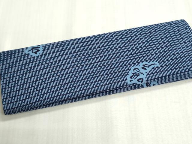 ■■■　サイズ　■■■ 長さ　　着尺分あり 幅　　　約37.5cm ■■■　商品詳細　■■■ 【綿・未使用】 状態は特に目立ったシミ汚れなどもなく大変良い状態です。 大変上質な逸品になります。 お安く出品致しますので、是非この機会にいかがでしょうか？ ■■■　注意事項　■■■ ■モニター発色の具合により色合いが異なる場合がございます。 ■寸法は多少の誤差が生じる場合がございますのでご了承ください。 ■縫込みの長さが左右非対称の場合は短い部分を記載しております。 左右非対称であってもご返品・お値引き等の保証は出来かねますので、ご了承の上ご購入をお願い致します。 ■シミ等のチェックには注意を払っておりますが、見落としがある場合もございますし、個人の見解も様々ですので神経質な方のご購入はお控えください。 ■箪笥に入っておりました着物や帯なので畳みシワや匂いがあるものもございます。 ■お休みは基本的に土日祝となりますが、その他臨時でお休みする場合がございますのでご了承ください。 ■商品の発送は平日のみの発送となります。 ■夜間と土曜、日曜日はお問い合わせの回答が遅れる場合がございます。 ■当店では、お直し、紋入れ、お手入れ等は承っておりません。 ■生地の状態（ヤケ、経年劣化等）によってはサイズ直しが出来ない場合がございます。 その点もどうかご了承のうえ、ご購入をお願いいたします。 ■弊社で取り扱う商品は一点ものにつき、時期や在庫状況に応じて金額が変更となる場合がございます。 ■検針は行っておりません。予めご了承いただきますようお願いいたします。 ■【洗える着物】と記載のある商品におきましては、商品お届け後に洗濯を行ってしまってからのご返品にはご対応しかねます。 念の為、専門店でのお手入れをお願いいたします。 ■写真に写っている物が全てになります。それ以外の付属品はございませんのでご了承ください。 ■状態に関する写真につきましては、掲載可能な写真枚数に限りがあるため、各箇所につき1枚参考画像を掲載しております。 ■着物のサイズ目安は下記を参考ください↓ ＜女性着物＞　お端折り次第で＋5cm　−1cmが着用可能サイズ 　例）身丈170cmの場合、身長160cm〜175cm ＜男性着物＞　身丈＋約25cm〜27cm程が適応身長 　例）身丈155cmの場合、身長180〜182cm