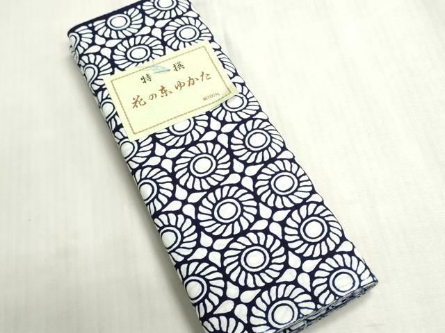 ■■■　サイズ　■■■ 長さ　　着尺分あり 幅　　　約36cm ■■■　商品詳細　■■■ 【綿・未使用】 状態は接写画像のように表地所々に薄い汚れがございます。 大変上質な逸品になります。 お安く出品致しますので、是非この機会にいかがでしょうか？ ■■■　注意事項　■■■ ■モニター発色の具合により色合いが異なる場合がございます。 ■寸法は多少の誤差が生じる場合がございますのでご了承ください。 ■縫込みの長さが左右非対称の場合は短い部分を記載しております。 左右非対称であってもご返品・お値引き等の保証は出来かねますので、ご了承の上ご購入をお願い致します。 ■シミ等のチェックには注意を払っておりますが、見落としがある場合もございますし、個人の見解も様々ですので神経質な方のご購入はお控えください。 ■箪笥に入っておりました着物や帯なので畳みシワや匂いがあるものもございます。 ■お休みは基本的に土日祝となりますが、その他臨時でお休みする場合がございますのでご了承ください。 ■商品の発送は平日のみの発送となります。 ■夜間と土曜、日曜日はお問い合わせの回答が遅れる場合がございます。 ■当店では、お直し、紋入れ、お手入れ等は承っておりません。 ■生地の状態（ヤケ、経年劣化等）によってはサイズ直しが出来ない場合がございます。 その点もどうかご了承のうえ、ご購入をお願いいたします。 ■弊社で取り扱う商品は一点ものにつき、時期や在庫状況に応じて金額が変更となる場合がございます。 ■検針は行っておりません。予めご了承いただきますようお願いいたします。 ■【洗える着物】と記載のある商品におきましては、商品お届け後に洗濯を行ってしまってからのご返品にはご対応しかねます。 念の為、専門店でのお手入れをお願いいたします。 ■写真に写っている物が全てになります。それ以外の付属品はございませんのでご了承ください。 ■状態に関する写真につきましては、掲載可能な写真枚数に限りがあるため、各箇所につき1枚参考画像を掲載しております。 ■着物のサイズ目安は下記を参考ください↓ ＜女性着物＞　お端折り次第で＋5cm　−1cmが着用可能サイズ 　例）身丈170cmの場合、身長160cm〜175cm ＜男性着物＞　身丈＋約25cm〜27cm程が適応身長 　例）身丈155cmの場合、身長180〜182cm
