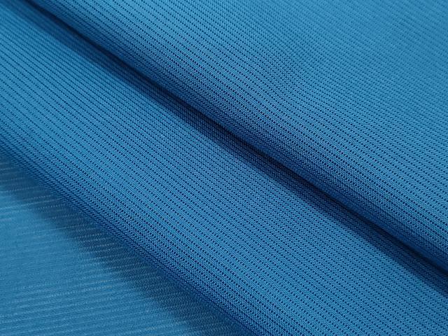 ■■■　サイズ　■■■ 身丈 162.5cm（肩から） 裄丈 66.5cm 袖丈 47cm　縫込み 2.5cm 袖幅 33.5cm 前幅 24.5cm 後幅 29cm 着物縫いこみ 内揚げ 0cm 裄 お袖側 約1cm　身頃側 約1cm ■■■　商品詳細　■■■ 【化繊・紋無し】 状態は接写画像のように左袖・衿山に薄い汚れがございますが その他特に目立ったシミ汚れなどもなく大変良い状態です。 お安く出品致しますので、是非この機会にいかがでしょうか？※ご自身で洗濯された場合の保証はできかねます。 専門店にご相談ください。 ■■■　注意事項　■■■ ■モニター発色の具合により色合いが異なる場合がございます。 ■寸法は多少の誤差が生じる場合がございますのでご了承ください。 ■縫込みの長さが左右非対称の場合は短い部分を記載しております。 左右非対称であってもご返品・お値引き等の保証は出来かねますので、ご了承の上ご購入をお願い致します。 ■シミ等のチェックには注意を払っておりますが、見落としがある場合もございますし、個人の見解も様々ですので神経質な方のご購入はお控えください。 ■箪笥に入っておりました着物や帯なので畳みシワや匂いがあるものもございます。 ■お休みは基本的に土日祝となりますが、その他臨時でお休みする場合がございますのでご了承ください。 ■商品の発送は平日のみの発送となります。 ■夜間と土曜、日曜日はお問い合わせの回答が遅れる場合がございます。 ■当店では、お直し、紋入れ、お手入れ等は承っておりません。 ■生地の状態（ヤケ、経年劣化等）によってはサイズ直しが出来ない場合がございます。 その点もどうかご了承のうえ、ご購入をお願いいたします。 ■弊社で取り扱う商品は一点ものにつき、時期や在庫状況に応じて金額が変更となる場合がございます。 ■検針は行っておりません。予めご了承いただきますようお願いいたします。 ■【洗える着物】と記載のある商品におきましては、商品お届け後に洗濯を行ってしまってからのご返品にはご対応しかねます。 念の為、専門店でのお手入れをお願いいたします。 ■着物のサイズ目安は下記を参考ください↓ ＜女性着物＞　お端折り次第で＋5cm　−1cmが着用可能サイズ 　例）身丈170cmの場合、身長160cm〜175cm ＜男性着物＞　身丈＋約25cm〜27cm程が適応身長 　例）身丈155cmの場合、身長180〜182cm