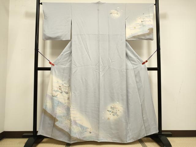 ■■■　サイズ　■■■ 身丈 157.5cm（肩から） 裄丈 64.5cm 袖丈 44.5cm　縫込み 8cm 袖幅 33cm 前幅 25.5cm 後幅 31cm 着物縫いこみ 内揚げ 5.5cm 裄 お袖側 約3cm　身頃側 約3.5cm ■■■　商品詳細　■■■ 【正絹】 状態は接写画像のように居敷当て・衿山・右袖に薄い汚れがございますが その他特に目立ったシミ汚れなどもなく大変良い状態です。 大変上質な逸品になります。 お安く出品致しますので、是非この機会にいかがでしょうか？ ■■■　注意事項　■■■ ■モニター発色の具合により色合いが異なる場合がございます。 ■寸法は多少の誤差が生じる場合がございますのでご了承ください。 ■縫込みの長さが左右非対称の場合は短い部分を記載しております。 左右非対称であってもご返品・お値引き等の保証は出来かねますので、ご了承の上ご購入をお願い致します。 ■シミ等のチェックには注意を払っておりますが、見落としがある場合もございますし、個人の見解も様々ですので神経質な方のご購入はお控えください。 ■箪笥に入っておりました着物や帯なので畳みシワや匂いがあるものもございます。 ■お休みは基本的に土日祝となりますが、その他臨時でお休みする場合がございますのでご了承ください。 ■商品の発送は平日のみの発送となります。 ■夜間と土曜、日曜日はお問い合わせの回答が遅れる場合がございます。 ■当店では、お直し、紋入れ、お手入れ等は承っておりません。 ■生地の状態（ヤケ、経年劣化等）によってはサイズ直しが出来ない場合がございます。 その点もどうかご了承のうえ、ご購入をお願いいたします。 ■弊社で取り扱う商品は一点ものにつき、時期や在庫状況に応じて金額が変更となる場合がございます。 ■検針は行っておりません。予めご了承いただきますようお願いいたします。 ■【洗える着物】と記載のある商品におきましては、商品お届け後に洗濯を行ってしまってからのご返品にはご対応しかねます。 念の為、専門店でのお手入れをお願いいたします。 ■写真に写っている物が全てになります。それ以外の付属品はございませんのでご了承ください。 ■状態に関する写真につきましては、掲載可能な写真枚数に限りがあるため、各箇所につき1枚参考画像を掲載しております。 ■着物のサイズ目安は下記を参考ください↓ ＜女性着物＞　お端折り次第で＋5cm　−1cmが着用可能サイズ 　例）身丈170cmの場合、身長160cm〜175cm ＜男性着物＞　身丈＋約25cm〜27cm程が適応身長 　例）身丈155cmの場合、身長180〜182cm