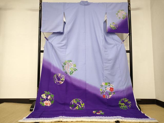■■■　サイズ　■■■ 身丈 208cm（肩から） 裄丈 67cm 袖丈 51.5cm　縫込み 2cm 袖幅 33cm 前幅 24cm 後幅 30cm 着物縫いこみ 内揚げ 0cm 裄 お袖側 約1cm　身頃側 約1cm ■■■　商品詳細　■■■ 【化繊・ふき綿仕立て・比翼仕立て・バチ衿】 状態は接写画像のように表地に汚れ、ふき綿部分に汚れと色落ち、袖口に色落ち、胴裏・八掛に薄い汚れがございますが その他特に目立ったシミ汚れなどもなく大変良い状態です。 大変上質な逸品になります。 お安く出品致しますので、是非この機会にいかがでしょうか？ ■■■　注意事項　■■■ ■モニター発色の具合により色合いが異なる場合がございます。 ■寸法は多少の誤差が生じる場合がございますのでご了承ください。 ■縫込みの長さが左右非対称の場合は短い部分を記載しております。 左右非対称であってもご返品・お値引き等の保証は出来かねますので、ご了承の上ご購入をお願い致します。 ■シミ等のチェックには注意を払っておりますが、見落としがある場合もございますし、個人の見解も様々ですので神経質な方のご購入はお控えください。 ■箪笥に入っておりました着物や帯なので畳みシワや匂いがあるものもございます。 ■お休みは基本的に土日祝となりますが、その他臨時でお休みする場合がございますのでご了承ください。 ■商品の発送は平日のみの発送となります。 ■夜間と土曜、日曜日はお問い合わせの回答が遅れる場合がございます。 ■当店では、お直し、紋入れ、お手入れ等は承っておりません。 ■生地の状態（ヤケ、経年劣化等）によってはサイズ直しが出来ない場合がございます。 その点もどうかご了承のうえ、ご購入をお願いいたします。 ■弊社で取り扱う商品は一点ものにつき、時期や在庫状況に応じて金額が変更となる場合がございます。 ■検針は行っておりません。予めご了承いただきますようお願いいたします。 ■【洗える着物】と記載のある商品におきましては、商品お届け後に洗濯を行ってしまってからのご返品にはご対応しかねます。 念の為、専門店でのお手入れをお願いいたします。 ■写真に写っている物が全てになります。それ以外の付属品はございませんのでご了承ください。 ■状態に関する写真につきましては、掲載可能な写真枚数に限りがあるため、各箇所につき1枚参考画像を掲載しております。 ■着物のサイズ目安は下記を参考ください↓ ＜女性着物＞　お端折り次第で＋5cm　−1cmが着用可能サイズ 　例）身丈170cmの場合、身長160cm〜175cm ＜男性着物＞　身丈＋約25cm〜27cm程が適応身長 　例）身丈155cmの場合、身長180〜182cm