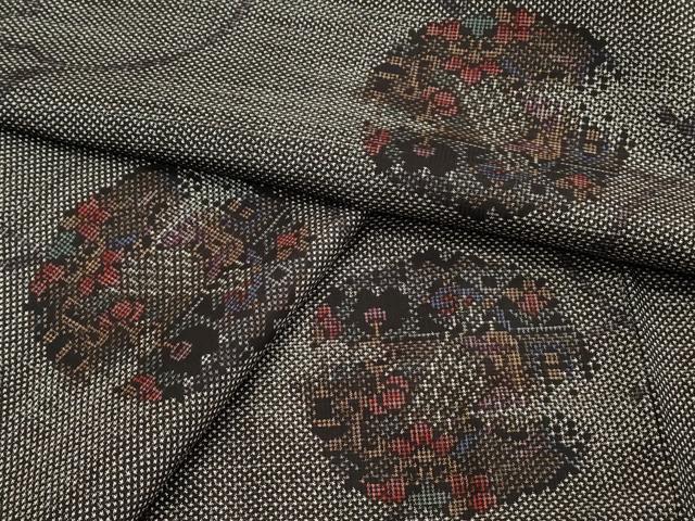 ■■■　サイズ　■■■ 身丈 160cm（肩から） 裄丈 67cm 袖丈 52cm　縫込み 0cm 袖幅 34cm 前幅 23cm 後幅 30.5cm 着物縫いこみ 内揚げ 5cm 裄 お袖側 約2cm　身頃側 約2cm ■■■　商品詳細　■■■ 【正絹】 状態は接写画像のように胴裏に薄い汚れがございますが その他特に目立ったシミ汚れなどもなく大変良い状態です。 大変上質な逸品になります。 お安く出品致しますので、是非この機会にいかがでしょうか？ ■■■　注意事項　■■■ ■モニター発色の具合により色合いが異なる場合がございます。 ■寸法は多少の誤差が生じる場合がございますのでご了承ください。 ■縫込みの長さが左右非対称の場合は短い部分を記載しております。 左右非対称であってもご返品・お値引き等の保証は出来かねますので、ご了承の上ご購入をお願い致します。 ■シミ等のチェックには注意を払っておりますが、見落としがある場合もございますし、個人の見解も様々ですので神経質な方のご購入はお控えください。 ■箪笥に入っておりました着物や帯なので畳みシワや匂いがあるものもございます。 ■お休みは基本的に土日祝となりますが、その他臨時でお休みする場合がございますのでご了承ください。 ■商品の発送は平日のみの発送となります。 ■夜間と土曜、日曜日はお問い合わせの回答が遅れる場合がございます。 ■当店では、お直し、紋入れ、お手入れ等は承っておりません。 ■生地の状態（ヤケ、経年劣化等）によってはサイズ直しが出来ない場合がございます。 その点もどうかご了承のうえ、ご購入をお願いいたします。 ■弊社で取り扱う商品は一点ものにつき、時期や在庫状況に応じて金額が変更となる場合がございます。 ■検針は行っておりません。予めご了承いただきますようお願いいたします。 ■【洗える着物】と記載のある商品におきましては、商品お届け後に洗濯を行ってしまってからのご返品にはご対応しかねます。 念の為、専門店でのお手入れをお願いいたします。 ■着物のサイズ目安は下記を参考ください↓ ＜女性着物＞　お端折り次第で＋5?　−10?が着用可能サイズ 　例）身丈170?の場合、身長160?〜175? ＜男性着物＞　身丈＋約25?〜27?程が適応身長 　例）身丈155?の場合、身長180〜182?