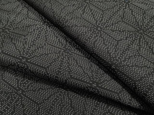 ■■■　サイズ　■■■ 身丈 153cm（肩から） 裄丈 65cm 袖丈 44cm　縫込み 4cm 袖幅 34.5cm 前幅 25.5cm 後幅 30cm 着物縫いこみ 内揚げ 3.5cm 裄 お袖側 約2.5cm　身頃側 約4cm ■■■　商品詳細　■■■ 【正絹・未使用】 状態は接写画像のように胴裏に薄い汚れがございますが その他表地は特に目立ったシミ汚れなどもなく大変良い状態です。 大変上質な逸品になります。 お安く出品致しますので、是非この機会にいかがでしょうか？ ■■■　注意事項　■■■ ■モニター発色の具合により色合いが異なる場合がございます。 ■寸法は多少の誤差が生じる場合がございますのでご了承ください。 ■シミ等のチェックには注意を払っておりますが、見落としがある場合もございますし、個人の見解も様々ですので神経質な方のご購入はお控えください。 ■箪笥に入っておりました着物や帯なので畳みシワや匂いがあるものもございます。 ■お休みは基本的に土日祝となりますが、その他臨時でお休みする場合がございますのでご了承ください。 ■商品の発送は平日のみの発送となります。 ■夜間と土曜、日曜日はお問い合わせの回答が遅れる場合がございます。 ■当店では、お直し、紋入れ、お手入れ等は承っておりません。 ■生地の状態（ヤケ、経年劣化等）によってはサイズ直しが出来ない場合がございます。 その点もどうかご了承のうえ、ご購入をお願いいたします。 ■着物のサイズ目安は下記を参考ください↓ ＜女性着物＞　身長-10cm+5cmが着用可能サイズ(お端折り次第) 　例）身長160cmの方→着物身丈150cm〜165cm ＜男性着物＞　身長-27cm ±5cmが着用可能サイズ 　例）身長170cmの方→着物身丈138cm〜148cm