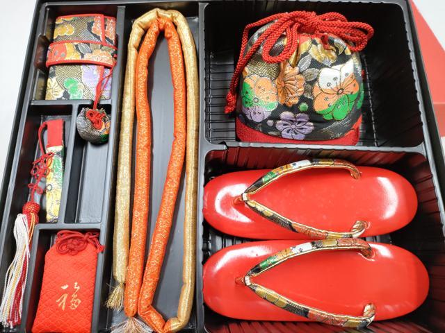 平和屋着物[]和装小物　女の子　子供　草履・巾着・帯締め・小物セット　辻が花　黒地　金銀糸　箱付き　逸品　DABG3205ma