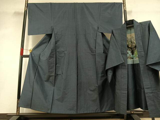 ■■■　サイズ　■■■ 【着物】 身丈 153cm（肩から） 裄丈 68cm 袖丈 51cm　縫込み 4cm 袖幅 34cm 前幅 27cm 後幅 31cm 着物縫いこみ 内揚げ 4.5cm 裄 お袖側 約0cm　身頃側 約1cm 【羽織】 身丈 96cm（肩から） 裄丈 69cm 袖丈 52cm　縫込み 5cm 袖幅 35cm 前幅 19cm 後幅 30.5cm 裄 お袖側 約1cm　身頃側 約1cm ■■■　商品詳細　■■■ 【正絹】 状態は特に目立ったシミ汚れなどもなく大変良い状態です。 大変上質な逸品になります。 お安く出品致しますので、是非この機会にいかがでしょうか？ ■■■　注意事項　■■■ ■モニター発色の具合により色合いが異なる場合がございます。 ■寸法は多少の誤差が生じる場合がございますのでご了承ください。 ■縫込みの長さが左右非対称の場合は短い部分を記載しております。 左右非対称であってもご返品・お値引き等の保証は出来かねますので、ご了承の上ご購入をお願い致します。 ■シミ等のチェックには注意を払っておりますが、見落としがある場合もございますし、個人の見解も様々ですので神経質な方のご購入はお控えください。 ■箪笥に入っておりました着物や帯なので畳みシワや匂いがあるものもございます。 ■お休みは基本的に土日祝となりますが、その他臨時でお休みする場合がございますのでご了承ください。 ■商品の発送は平日のみの発送となります。 ■夜間と土曜、日曜日はお問い合わせの回答が遅れる場合がございます。 ■当店では、お直し、紋入れ、お手入れ等は承っておりません。 ■生地の状態（ヤケ、経年劣化等）によってはサイズ直しが出来ない場合がございます。 その点もどうかご了承のうえ、ご購入をお願いいたします。 ■弊社で取り扱う商品は一点ものにつき、時期や在庫状況に応じて金額が変更となる場合がございます。 ■検針は行っておりません。予めご了承いただきますようお願いいたします。 ■【洗える着物】と記載のある商品におきましては、商品お届け後に洗濯を行ってしまってからのご返品にはご対応しかねます。 念の為、専門店でのお手入れをお願いいたします。 ■写真に写っている物が全てになります。それ以外の付属品はございませんのでご了承ください。 ■着物のサイズ目安は下記を参考ください↓ ＜女性着物＞　お端折り次第で＋5cm　－1cmが着用可能サイズ 　例）身丈170cmの場合、身長160cm～175cm ＜男性着物＞　身丈＋約25cm～27cm程が適応身長 　例）身丈155cmの場合、身長180～182cm