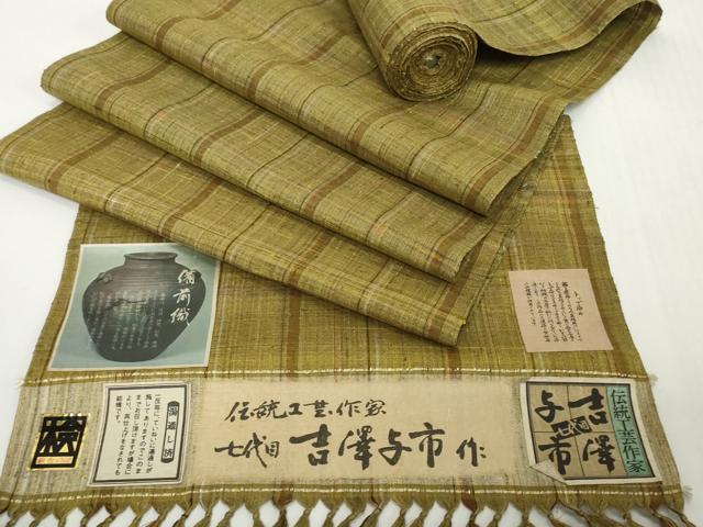 ■■■　サイズ　■■■ 長さ　　着尺分あり 幅　　　約36cm ■■■　商品詳細　■■■ 【正絹・未使用】 状態は特に目立ったシミ汚れなどもなく大変良い状態です。 江戸時代からの伝統を代々受け継いでいる名門「吉澤織物」 七代目吉澤与市の大変上質な逸品になります。 お安く出品致しますので、是非この機会にいかがでしょうか？ ■■■　注意事項　■■■ ■モニター発色の具合により色合いが異なる場合がございます。 ■寸法は多少の誤差が生じる場合がございますのでご了承ください。 ■縫込みの長さが左右非対称の場合は短い部分を記載しております。 左右非対称であってもご返品・お値引き等の保証は出来かねますので、ご了承の上ご購入をお願い致します。 ■シミ等のチェックには注意を払っておりますが、見落としがある場合もございますし、個人の見解も様々ですので神経質な方のご購入はお控えください。 ■箪笥に入っておりました着物や帯なので畳みシワや匂いがあるものもございます。 ■お休みは基本的に土日祝となりますが、その他臨時でお休みする場合がございますのでご了承ください。 ■商品の発送は平日のみの発送となります。 ■夜間と土曜、日曜日はお問い合わせの回答が遅れる場合がございます。 ■当店では、お直し、紋入れ、お手入れ等は承っておりません。 ■生地の状態（ヤケ、経年劣化等）によってはサイズ直しが出来ない場合がございます。 その点もどうかご了承のうえ、ご購入をお願いいたします。 ■弊社で取り扱う商品は一点ものにつき、時期や在庫状況に応じて金額が変更となる場合がございます。 ■検針は行っておりません。予めご了承いただきますようお願いいたします。 ■【洗える着物】と記載のある商品におきましては、商品お届け後に洗濯を行ってしまってからのご返品にはご対応しかねます。 念の為、専門店でのお手入れをお願いいたします。 ■写真に写っている物が全てになります。それ以外の付属品はございませんのでご了承ください。 ■状態に関する写真につきましては、掲載可能な写真枚数に限りがあるため、各箇所につき1枚参考画像を掲載しております。 ■着物のサイズ目安は下記を参考ください↓ ＜女性着物＞　お端折り次第で＋5cm　−1cmが着用可能サイズ 　例）身丈170cmの場合、身長160cm〜175cm ＜男性着物＞　身丈＋約25cm〜27cm程が適応身長 　例）身丈155cmの場合、身長180〜182cm