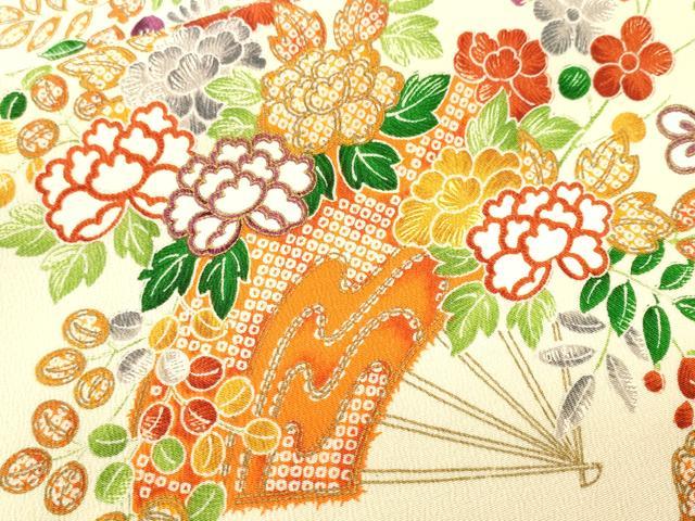 ■■■　サイズ　■■■ 身丈 152cm（肩から） 裄丈 64cm 袖丈 48cm　縫込み 5cm 袖幅 32cm 前幅 23cm 後幅 28.5cm 着物縫いこみ 内揚げ 0cm 裄 お袖側 約1cm　身頃側 約1cm ■■■　商品詳細　■■■ 【正絹・バチ衿】 状態は画像を添付しておりますので、そちらをご確認下さいますよう宜しくお願い致します。 大変上質な逸品になりますのでぜひお手入れをされてお召しになられてはいかがでしょうか。 お安く出品致しますので、是非この機会にいかがでしょうか？ ■■■　注意事項　■■■ ■モニター発色の具合により色合いが異なる場合がございます。 ■寸法は多少の誤差が生じる場合がございますのでご了承ください。 ■縫込みの長さが左右非対称の場合は短い部分を記載しております。 左右非対称であってもご返品・お値引き等の保証は出来かねますので、ご了承の上ご購入をお願い致します。 ■シミ等のチェックには注意を払っておりますが、見落としがある場合もございますし、個人の見解も様々ですので神経質な方のご購入はお控えください。 ■箪笥に入っておりました着物や帯なので畳みシワや匂いがあるものもございます。 ■お休みは基本的に土日祝となりますが、その他臨時でお休みする場合がございますのでご了承ください。 ■商品の発送は平日のみの発送となります。 ■夜間と土曜、日曜日はお問い合わせの回答が遅れる場合がございます。 ■当店では、お直し、紋入れ、お手入れ等は承っておりません。 ■生地の状態（ヤケ、経年劣化等）によってはサイズ直しが出来ない場合がございます。 その点もどうかご了承のうえ、ご購入をお願いいたします。 ■弊社で取り扱う商品は一点ものにつき、時期や在庫状況に応じて金額が変更となる場合がございます。 ■検針は行っておりません。予めご了承いただきますようお願いいたします。 ■【洗える着物】と記載のある商品におきましては、商品お届け後に洗濯を行ってしまってからのご返品にはご対応しかねます。 念の為、専門店でのお手入れをお願いいたします。 ■写真に写っている物が全てになります。それ以外の付属品はございませんのでご了承ください。 ■状態に関する写真につきましては、掲載可能な写真枚数に限りがあるため、各箇所につき1枚参考画像を掲載しております。 ■着物のサイズ目安は下記を参考ください↓ ＜女性着物＞　お端折り次第で＋5cm　−1cmが着用可能サイズ 　例）身丈170cmの場合、身長160cm〜175cm ＜男性着物＞　身丈＋約25cm〜27cm程が適応身長 　例）身丈155cmの場合、身長180〜182cm