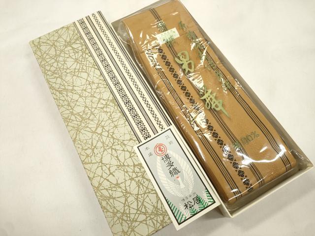 ■■■　サイズ　■■■ 長さ 384cm 幅 8cm程 ■■■　商品詳細　■■■ 【正絹】 状態は締めてはおりますが 特に目立ったシミ汚れなどもなく大変良い状態です。 本場筑前博多織は、 福岡県福岡市博多区やその周辺で生産される絹織物です。 仏具のひとつである独鈷、華皿を基にした幾何学模様が織られています。 江戸時代に筑前藩主だった黒田長政が幕府への献上品にしたことから、 博多献上、献上博多とも呼ばれます。 横畝が際立って見える経畝織りという織りになっています。 30～60本の細い経糸を使うため、こしやはりがあり、 地合が硬く、光沢感があります。 きちんと締まり、くずれにくい、締めやすい帯といわれています。 大変上質な逸品になります。 お安く出品致しますので、是非この機会にいかがでしょうか？ ※証紙にペン書きがございます。 ■■■　注意事項　■■■ ■モニター発色の具合により色合いが異なる場合がございます。 ■寸法は多少の誤差が生じる場合がございますのでご了承ください。 ■縫込みの長さが左右非対称の場合は短い部分を記載しております。 左右非対称であってもご返品・お値引き等の保証は出来かねますので、ご了承の上ご購入をお願い致します。 ■シミ等のチェックには注意を払っておりますが、見落としがある場合もございますし、個人の見解も様々ですので神経質な方のご購入はお控えください。 ■箪笥に入っておりました着物や帯なので畳みシワや匂いがあるものもございます。 ■お休みは基本的に土日祝となりますが、その他臨時でお休みする場合がございますのでご了承ください。 ■商品の発送は平日のみの発送となります。 ■夜間と土曜、日曜日はお問い合わせの回答が遅れる場合がございます。 ■当店では、お直し、紋入れ、お手入れ等は承っておりません。 ■生地の状態（ヤケ、経年劣化等）によってはサイズ直しが出来ない場合がございます。 その点もどうかご了承のうえ、ご購入をお願いいたします。 ■弊社で取り扱う商品は一点ものにつき、時期や在庫状況に応じて金額が変更となる場合がございます。 ■検針は行っておりません。予めご了承いただきますようお願いいたします。 ■【洗える着物】と記載のある商品におきましては、商品お届け後に洗濯を行ってしまってからのご返品にはご対応しかねます。 念の為、専門店でのお手入れをお願いいたします。 ■写真に写っている物が全てになります。それ以外の付属品はございませんのでご了承ください。 ■状態に関する写真につきましては、掲載可能な写真枚数に限りがあるため、各箇所につき1枚参考画像を掲載しております。 ■着物のサイズ目安は下記を参考ください↓ ＜女性着物＞　お端折り次第で＋5cm　−1cmが着用可能サイズ 　例）身丈170cmの場合、身長160cm〜175cm ＜男性着物＞　身丈＋約25cm〜27cm程が適応身長 　例）身丈155cmの場合、身長180〜182cm