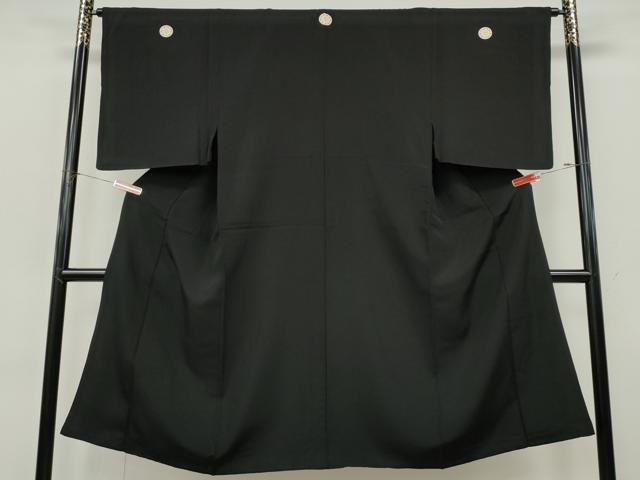 ■■■　サイズ　■■■ 身丈 131cm（肩から） 裄丈 64cm 袖丈 50cm　縫込み 4cm 袖幅 33.5cm 前幅 23cm 後幅 29.5cm 着物縫いこみ 内揚げ 6cm 裄 お袖側 約2cm　身頃側 約5cm ■■■　商品詳細　■■■ 【正絹・五つ紋】 状態は接写画像のように右袖・紋部分・裏地に薄い汚れ、 裏地に糸の飛び出しがございますが その他特に目立ったシミ汚れなどもなく大変良い状態です。 大変上質な逸品になります。 お安く出品致しますので、是非この機会にいかがでしょうか？ ■■■　注意事項　■■■ ■モニター発色の具合により色合いが異なる場合がございます。 ■寸法は多少の誤差が生じる場合がございますのでご了承ください。 ■縫込みの長さが左右非対称の場合は短い部分を記載しております。 左右非対称であってもご返品・お値引き等の保証は出来かねますので、ご了承の上ご購入をお願い致します。 ■シミ等のチェックには注意を払っておりますが、見落としがある場合もございますし、個人の見解も様々ですので神経質な方のご購入はお控えください。 ■箪笥に入っておりました着物や帯なので畳みシワや匂いがあるものもございます。 ■お休みは基本的に土日祝となりますが、その他臨時でお休みする場合がございますのでご了承ください。 ■商品の発送は平日のみの発送となります。 ■夜間と土曜、日曜日はお問い合わせの回答が遅れる場合がございます。 ■当店では、お直し、紋入れ、お手入れ等は承っておりません。 ■生地の状態（ヤケ、経年劣化等）によってはサイズ直しが出来ない場合がございます。 その点もどうかご了承のうえ、ご購入をお願いいたします。 ■弊社で取り扱う商品は一点ものにつき、時期や在庫状況に応じて金額が変更となる場合がございます。 ■検針は行っておりません。予めご了承いただきますようお願いいたします。 ■【洗える着物】と記載のある商品におきましては、商品お届け後に洗濯を行ってしまってからのご返品にはご対応しかねます。 念の為、専門店でのお手入れをお願いいたします。 ■写真に写っている物が全てになります。それ以外の付属品はございませんのでご了承ください。 ■状態に関する写真につきましては、掲載可能な写真枚数に限りがあるため、各箇所につき1枚参考画像を掲載しております。 ■着物のサイズ目安は下記を参考ください↓ ＜女性着物＞　お端折り次第で＋5cm　−1cmが着用可能サイズ 　例）身丈170cmの場合、身長160cm〜175cm ＜男性着物＞　身丈＋約25cm〜27cm程が適応身長 　例）身丈155cmの場合、身長180〜182cm