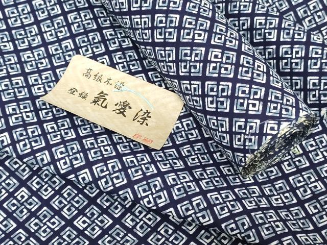 ■■■　サイズ　■■■ 長さ　　着尺分あり 幅　　　約38cm ■■■　商品詳細　■■■ 【綿・未使用】 状態は接写画像のように表地所々・裏面所々に薄い汚れがございます。 大変上質な逸品になります。 お安く出品致しますので、是非この機会にいかがでしょうか？ ■■■　注意事項　■■■ ■モニター発色の具合により色合いが異なる場合がございます。 ■寸法は多少の誤差が生じる場合がございますのでご了承ください。 ■縫込みの長さが左右非対称の場合は短い部分を記載しております。 左右非対称であってもご返品・お値引き等の保証は出来かねますので、ご了承の上ご購入をお願い致します。 ■シミ等のチェックには注意を払っておりますが、見落としがある場合もございますし、個人の見解も様々ですので神経質な方のご購入はお控えください。 ■箪笥に入っておりました着物や帯なので畳みシワや匂いがあるものもございます。 ■お休みは基本的に土日祝となりますが、その他臨時でお休みする場合がございますのでご了承ください。 ■商品の発送は平日のみの発送となります。 ■夜間と土曜、日曜日はお問い合わせの回答が遅れる場合がございます。 ■当店では、お直し、紋入れ、お手入れ等は承っておりません。 ■生地の状態（ヤケ、経年劣化等）によってはサイズ直しが出来ない場合がございます。 その点もどうかご了承のうえ、ご購入をお願いいたします。 ■弊社で取り扱う商品は一点ものにつき、時期や在庫状況に応じて金額が変更となる場合がございます。 ■検針は行っておりません。予めご了承いただきますようお願いいたします。 ■【洗える着物】と記載のある商品におきましては、商品お届け後に洗濯を行ってしまってからのご返品にはご対応しかねます。 念の為、専門店でのお手入れをお願いいたします。 ■写真に写っている物が全てになります。それ以外の付属品はございませんのでご了承ください。 ■状態に関する写真につきましては、掲載可能な写真枚数に限りがあるため、各箇所につき1枚参考画像を掲載しております。 ■着物のサイズ目安は下記を参考ください↓ ＜女性着物＞　お端折り次第で＋5cm　−1cmが着用可能サイズ 　例）身丈170cmの場合、身長160cm〜175cm ＜男性着物＞　身丈＋約25cm〜27cm程が適応身長 　例）身丈155cmの場合、身長180〜182cm