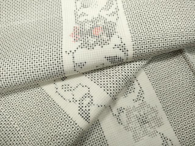 ■■■　サイズ　■■■ 身丈 160cm（肩から） 裄丈 65cm 袖丈 49cm　縫込み 4cm 袖幅 33cm 前幅 24cm 後幅 29.5cm 着物縫いこみ 内揚げ 0cm 裄 お袖側 約2cm　身頃側 約2cm ■■■　商品詳細　■■■ 【正絹】 状態は接写画像のようにおくみ・上前・衿山・両袖・袖口・胴裏に薄い汚れ、 胴裏にホックシミがございますが その他特に目立ったシミ汚れなどもなく大変良い状態です。 大変上質な逸品になります。 お安く出品致しますので、是非この機会にいかがでしょうか？ ■■■　注意事項　■■■ ■モニター発色の具合により色合いが異なる場合がございます。 ■寸法は多少の誤差が生じる場合がございますのでご了承ください。 ■縫込みの長さが左右非対称の場合は短い部分を記載しております。 左右非対称であってもご返品・お値引き等の保証は出来かねますので、ご了承の上ご購入をお願い致します。 ■シミ等のチェックには注意を払っておりますが、見落としがある場合もございますし、個人の見解も様々ですので神経質な方のご購入はお控えください。 ■箪笥に入っておりました着物や帯なので畳みシワや匂いがあるものもございます。 ■お休みは基本的に土日祝となりますが、その他臨時でお休みする場合がございますのでご了承ください。 ■商品の発送は平日のみの発送となります。 ■夜間と土曜、日曜日はお問い合わせの回答が遅れる場合がございます。 ■当店では、お直し、紋入れ、お手入れ等は承っておりません。 ■生地の状態（ヤケ、経年劣化等）によってはサイズ直しが出来ない場合がございます。 その点もどうかご了承のうえ、ご購入をお願いいたします。 ■弊社で取り扱う商品は一点ものにつき、時期や在庫状況に応じて金額が変更となる場合がございます。 ■検針は行っておりません。予めご了承いただきますようお願いいたします。 ■【洗える着物】と記載のある商品におきましては、商品お届け後に洗濯を行ってしまってからのご返品にはご対応しかねます。 念の為、専門店でのお手入れをお願いいたします。 ■着物のサイズ目安は下記を参考ください↓ ＜女性着物＞　お端折り次第で＋5?　−10?が着用可能サイズ 　例）身丈170?の場合、身長160?〜175? ＜男性着物＞　身丈＋約25?〜27?程が適応身長 　例）身丈155?の場合、身長180〜182?