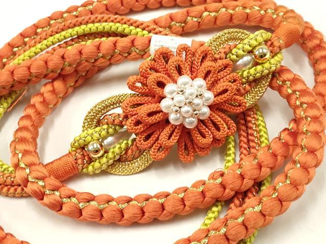 ■■■　サイズ　■■■ 長さ　約170cm（房を除く） ■■■　商品詳細　■■■ 【正絹・未使用】 状態は特に目立ったシミ汚れなどもなく大変良い状態です。 大変上質な逸品になります。 お安く出品致しますので、是非この機会にいかがでしょうか？ ※参考画像のように若干の糸よれ・糸飛び出しがございます。 ■■■　注意事項　■■■ ■モニター発色の具合により色合いが異なる場合がございます。 ■寸法は多少の誤差が生じる場合がございますのでご了承ください。 ■シミ等のチェックには注意を払っておりますが、見落としがある場合もございますし、個人の見解も様々ですので神経質な方のご購入はお控えください。 ■箪笥に入っておりました着物や帯なので畳みシワや匂いがあるものもございます。 ■お休みは基本的に土日祝となりますが、その他臨時でお休みする場合がございますのでご了承ください。 ■商品の発送は平日のみの発送となります。 ■夜間と土曜、日曜日はお問い合わせの回答が遅れる場合がございます。 ■当店では、お直し、紋入れ、お手入れ等は承っておりません。 ■生地の状態（ヤケ、経年劣化等）によってはサイズ直しが出来ない場合がございます。 その点もどうかご了承のうえ、ご購入をお願いいたします。 ■着物のサイズ目安は下記を参考ください↓ ＜女性着物＞　身長-10cm+5cmが着用可能サイズ(お端折り次第) 　例）身長160cmの方→着物身丈150cm〜165cm ＜男性着物＞　身長-27cm ±5cmが着用可能サイズ 　例）身長170cmの方→着物身丈138cm〜148cm