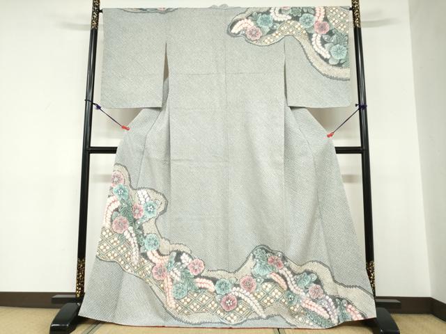 ■■■　サイズ　■■■ 身丈 166cm（肩から） 裄丈 66cm 袖丈 57cm　縫込み 1cm 袖幅 34cm 前幅 25cm 後幅 30.5cm 着物縫いこみ 内揚げ 4cm 裄 お袖側 約1cm　身頃側 約1cm ■■■　商品詳細　■■■ 【正絹】 状態は特に目立ったシミ汚れなどもなく大変良い状態です。 絞りのお着物の中でも最高級として知られる名門【藤娘きぬたや】。 創業者から受け継ぐ、『誰も創ることが出来ない絞り・誰も創ろうとしない絞り』を コンセプトに美の限界に挑戦し、究極の絞りを追及し続けています。 図案から全てがオリジナルで自社製造を行い、 親子三代にわたって受け継がれていく着物を目指しています。 高度な技術を要する複雑な絞りに「藤娘五色」を基とする 手挿し染めによる染色を加えることにて「藤娘しぼり」が生み出されています。 創り出す作品の数々は、未だ見ぬ、お召になる方の幸せを願い、 一点一点、真心を込め創作されます。 ニューヨークでの個展を3度開催し、それが縁でメトロポリタン美術館に『宴』を永久所蔵され、 「美しいきもの」にも毎号紹介される、きぬたやの貫禄が感じられます。 大変上質な逸品になります。 お安く出品致しますので、是非この機会にいかがでしょうか？ ■■■　注意事項　■■■ ■モニター発色の具合により色合いが異なる場合がございます。 ■寸法は多少の誤差が生じる場合がございますのでご了承ください。 ■縫込みの長さが左右非対称の場合は短い部分を記載しております。 左右非対称であってもご返品・お値引き等の保証は出来かねますので、ご了承の上ご購入をお願い致します。 ■シミ等のチェックには注意を払っておりますが、見落としがある場合もございますし、個人の見解も様々ですので神経質な方のご購入はお控えください。 ■箪笥に入っておりました着物や帯なので畳みシワや匂いがあるものもございます。 ■お休みは基本的に土日祝となりますが、その他臨時でお休みする場合がございますのでご了承ください。 ■商品の発送は平日のみの発送となります。 ■夜間と土曜、日曜日はお問い合わせの回答が遅れる場合がございます。 ■当店では、お直し、紋入れ、お手入れ等は承っておりません。 ■生地の状態（ヤケ、経年劣化等）によってはサイズ直しが出来ない場合がございます。 その点もどうかご了承のうえ、ご購入をお願いいたします。 ■弊社で取り扱う商品は一点ものにつき、時期や在庫状況に応じて金額が変更となる場合がございます。 ■検針は行っておりません。予めご了承いただきますようお願いいたします。 ■【洗える着物】と記載のある商品におきましては、商品お届け後に洗濯を行ってしまってからのご返品にはご対応しかねます。 念の為、専門店でのお手入れをお願いいたします。 ■着物のサイズ目安は下記を参考ください↓ ＜女性着物＞　お端折り次第で＋5cm　−1cmが着用可能サイズ 　例）身丈170cmの場合、身長160cm〜175cm ＜男性着物＞　身丈＋約25cm〜27cm程が適応身長 　例）身丈155cmの場合、身長180〜182cm