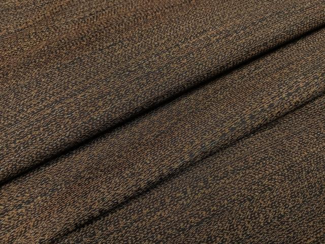 ■■■　サイズ　■■■ 身丈 156cm（肩から） 裄丈 62.5cm 袖丈 43cm　縫込み 0cm 袖幅 31.5cm 前幅 24cm 後幅 28.5cm 着物縫いこみ 内揚げ 0cm 裄 お袖側 約4cm　身頃側 約4cm ■■■　商品詳細　■■■ 【正絹】 状態は接写画像のように衿裏にホックシミと変色、衿山に薄い汚れがございますが その他特に目立ったシミ汚れなどもなく大変良い状態です。 大変上質な逸品になります。 お安く出品致しますので、是非この機会にいかがでしょうか？ ■■■　注意事項　■■■ ■モニター発色の具合により色合いが異なる場合がございます。 ■寸法は多少の誤差が生じる場合がございますのでご了承ください。 ■シミ等のチェックには注意を払っておりますが、見落としがある場合もございますし、個人の見解も様々ですので神経質な方のご購入はお控えください。 ■箪笥に入っておりました着物や帯なので畳みシワや匂いがあるものもございます。 ■お休みは基本的に土日祝となりますが、その他臨時でお休みする場合がございますのでご了承ください。 ■商品の発送は平日のみの発送となります。 ■夜間と土曜、日曜日はお問い合わせの回答が遅れる場合がございます。 ■当店では、お直し、紋入れ、お手入れ等は承っておりません。 ■生地の状態（ヤケ、経年劣化等）によってはサイズ直しが出来ない場合がございます。 その点もどうかご了承のうえ、ご購入をお願いいたします。 ■着物のサイズ目安は下記を参考ください↓ ＜女性着物＞　身長-10cm+5cmが着用可能サイズ(お端折り次第) 　例）身長160cmの方→着物身丈150cm〜165cm ＜男性着物＞　身長-27cm ±5cmが着用可能サイズ 　例）身長170cmの方→着物身丈138cm〜148cm