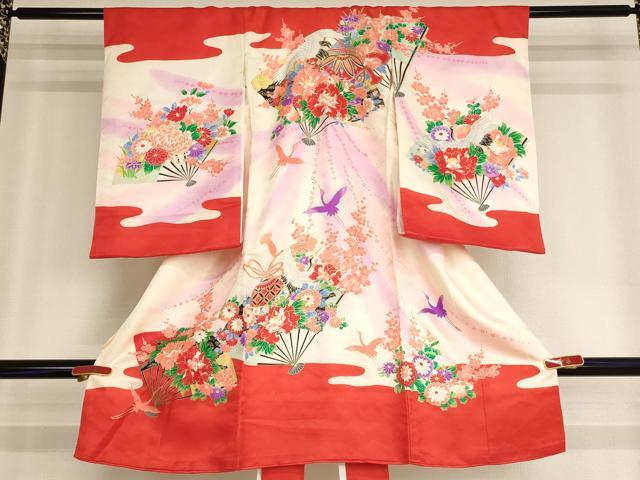 ■■■　サイズ　■■■ 【着物】 身丈 98.5cm（肩から） 裄丈 45cm 袖丈 56.5cm ■■■　商品詳細　■■■ 産着【正絹】の状態は特に目立ったシミ汚れなどもなく大変良い状態です。 長襦袢【化繊】の状態は特に目立ったシミ汚れなどもなく大変良い状態です。 大変上質な逸品になります。 お安く出品致しますので、是非この機会にいかがでしょうか？ ※長襦袢は着物とセットになっております。 ■■■　注意事項　■■■ ■モニター発色の具合により色合いが異なる場合がございます。 ■寸法は多少の誤差が生じる場合がございますのでご了承ください。 ■縫込みの長さが左右非対称の場合は短い部分を記載しております。 左右非対称であってもご返品・お値引き等の保証は出来かねますので、ご了承の上ご購入をお願い致します。 ■シミ等のチェックには注意を払っておりますが、見落としがある場合もございますし、個人の見解も様々ですので神経質な方のご購入はお控えください。 ■箪笥に入っておりました着物や帯なので畳みシワや匂いがあるものもございます。 ■お休みは基本的に土日祝となりますが、その他臨時でお休みする場合がございますのでご了承ください。 ■商品の発送は平日のみの発送となります。 ■夜間と土曜、日曜日はお問い合わせの回答が遅れる場合がございます。 ■当店では、お直し、紋入れ、お手入れ等は承っておりません。 ■生地の状態（ヤケ、経年劣化等）によってはサイズ直しが出来ない場合がございます。 その点もどうかご了承のうえ、ご購入をお願いいたします。 ■弊社で取り扱う商品は一点ものにつき、時期や在庫状況に応じて金額が変更となる場合がございます。 ■検針は行っておりません。予めご了承いただきますようお願いいたします。 ■【洗える着物】と記載のある商品におきましては、商品お届け後に洗濯を行ってしまってからのご返品にはご対応しかねます。 念の為、専門店でのお手入れをお願いいたします。 ■着物のサイズ目安は下記を参考ください↓ ＜女性着物＞　お端折り次第で＋5cm　−1cmが着用可能サイズ 　例）身丈170cmの場合、身長160cm〜175cm ＜男性着物＞　身丈＋約25cm〜27cm程が適応身長 　例）身丈155cmの場合、身長180〜182cm