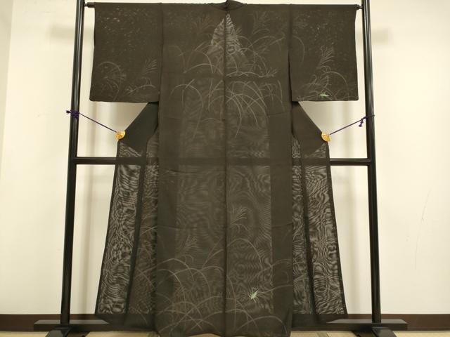 ■■■　サイズ　■■■ 身丈 155cm（肩から） 裄丈 64.5cm 袖丈 50cm　縫込み 3cm 袖幅 32.5cm 前幅 30cm 後幅 32.5cm 着物縫いこみ 内揚げ 0cm 裄 お袖側 約1.5cm　身頃側 約0cm ■■■　商品詳細　■■■ 【正絹】 状態は接写画像のように表地所々に若干のヤケ、裏面・衿山・衿裏に薄い汚れがございます。 大変上質な逸品になりますのでぜひお手入れをされてお召しになられてはいかがでしょうか。 お安く出品致しますので、是非この機会にいかがでしょうか？ ■■■　注意事項　■■■ ■モニター発色の具合により色合いが異なる場合がございます。 ■寸法は多少の誤差が生じる場合がございますのでご了承ください。 ■縫込みの長さが左右非対称の場合は短い部分を記載しております。 左右非対称であってもご返品・お値引き等の保証は出来かねますので、ご了承の上ご購入をお願い致します。 ■シミ等のチェックには注意を払っておりますが、見落としがある場合もございますし、個人の見解も様々ですので神経質な方のご購入はお控えください。 ■箪笥に入っておりました着物や帯なので畳みシワや匂いがあるものもございます。 ■お休みは基本的に土日祝となりますが、その他臨時でお休みする場合がございますのでご了承ください。 ■商品の発送は平日のみの発送となります。 ■夜間と土曜、日曜日はお問い合わせの回答が遅れる場合がございます。 ■当店では、お直し、紋入れ、お手入れ等は承っておりません。 ■生地の状態（ヤケ、経年劣化等）によってはサイズ直しが出来ない場合がございます。 その点もどうかご了承のうえ、ご購入をお願いいたします。 ■弊社で取り扱う商品は一点ものにつき、時期や在庫状況に応じて金額が変更となる場合がございます。 ■検針は行っておりません。予めご了承いただきますようお願いいたします。 ■【洗える着物】と記載のある商品におきましては、商品お届け後に洗濯を行ってしまってからのご返品にはご対応しかねます。 念の為、専門店でのお手入れをお願いいたします。 ■写真に写っている物が全てになります。それ以外の付属品はございませんのでご了承ください。 ■状態に関する写真につきましては、掲載可能な写真枚数に限りがあるため、各箇所につき1枚参考画像を掲載しております。 ■着物のサイズ目安は下記を参考ください↓ ＜女性着物＞　お端折り次第で＋5cm　－1cmが着用可能サイズ 　例）身丈170cmの場合、身長160cm～175cm ＜男性着物＞　身丈＋約25cm～27cm程が適応身長 　例）身丈155cmの場合、身長180～182cm