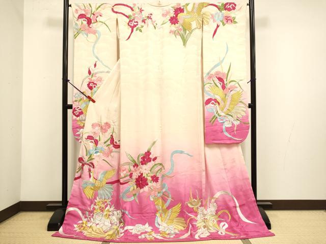 ■■■　サイズ　■■■ 身丈 182cm（肩から） 裄丈 65.5cm 袖丈 107cm　縫込み 6.5cm 袖幅 33cm 前幅 25cm 後幅 31cm 着物縫いこみ 内揚げ 0cm 裄 お袖側 約1cm　身頃側 約1cm ■■■　商品詳細　■■■ 【正絹】 状態は接写画像のように表地所々・比翼・胴裏・比翼衿に薄い汚れがございます。 大変上質な逸品になりますのでぜひお手入れをされてお召しになられてはいかがでしょうか。 お安く出品致しますので、是非この機会にいかがでしょうか？ ■■■　注意事項　■■■ ■モニター発色の具合により色合いが異なる場合がございます。 ■寸法は多少の誤差が生じる場合がございますのでご了承ください。 ■縫込みの長さが左右非対称の場合は短い部分を記載しております。 左右非対称であってもご返品・お値引き等の保証は出来かねますので、ご了承の上ご購入をお願い致します。 ■シミ等のチェックには注意を払っておりますが、見落としがある場合もございますし、個人の見解も様々ですので神経質な方のご購入はお控えください。 ■箪笥に入っておりました着物や帯なので畳みシワや匂いがあるものもございます。 ■お休みは基本的に土日祝となりますが、その他臨時でお休みする場合がございますのでご了承ください。 ■商品の発送は平日のみの発送となります。 ■夜間と土曜、日曜日はお問い合わせの回答が遅れる場合がございます。 ■当店では、お直し、紋入れ、お手入れ等は承っておりません。 ■生地の状態（ヤケ、経年劣化等）によってはサイズ直しが出来ない場合がございます。 その点もどうかご了承のうえ、ご購入をお願いいたします。 ■弊社で取り扱う商品は一点ものにつき、時期や在庫状況に応じて金額が変更となる場合がございます。 ■検針は行っておりません。予めご了承いただきますようお願いいたします。 ■【洗える着物】と記載のある商品におきましては、商品お届け後に洗濯を行ってしまってからのご返品にはご対応しかねます。 念の為、専門店でのお手入れをお願いいたします。 ■写真に写っている物が全てになります。それ以外の付属品はございませんのでご了承ください。 ■状態に関する写真につきましては、掲載可能な写真枚数に限りがあるため、各箇所につき1枚参考画像を掲載しております。 ■着物のサイズ目安は下記を参考ください↓ ＜女性着物＞　お端折り次第で＋5cm　−1cmが着用可能サイズ 　例）身丈170cmの場合、身長160cm〜175cm ＜男性着物＞　身丈＋約25cm〜27cm程が適応身長 　例）身丈155cmの場合、身長180〜182cm