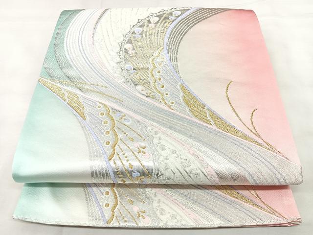 ■■■　サイズ　■■■ 長さ 426cm 幅 30.5cm程 ■■■　商品詳細　■■■ 【正絹・芯なし】 詳細に関しましては、画像をご確認ください。 大変上質な逸品になります。 お安く出品致しますので、是非この機会にいかがでしょうか？ ※たれ先未かがりですが着用には問題ありません。 ※汚れ等に関しましては、着用時には見えない部分になるかと思いますのであまり気にならずお召になれるかと思います。 ■■■　注意事項　■■■ ■モニター発色の具合により色合いが異なる場合がございます。 ■寸法は多少の誤差が生じる場合がございますのでご了承ください。 ■縫込みの長さが左右非対称の場合は短い部分を記載しております。 左右非対称であってもご返品・お値引き等の保証は出来かねますので、ご了承の上ご購入をお願い致します。 ■シミ等のチェックには注意を払っておりますが、見落としがある場合もございますし、個人の見解も様々ですので神経質な方のご購入はお控えください。 ■箪笥に入っておりました着物や帯なので畳みシワや匂いがあるものもございます。 ■お休みは基本的に土日祝となりますが、その他臨時でお休みする場合がございますのでご了承ください。 ■商品の発送は平日のみの発送となります。 ■夜間と土曜、日曜日はお問い合わせの回答が遅れる場合がございます。 ■当店では、お直し、紋入れ、お手入れ等は承っておりません。 ■生地の状態（ヤケ、経年劣化等）によってはサイズ直しが出来ない場合がございます。 その点もどうかご了承のうえ、ご購入をお願いいたします。 ■弊社で取り扱う商品は一点ものにつき、時期や在庫状況に応じて金額が変更となる場合がございます。 ■検針は行っておりません。予めご了承いただきますようお願いいたします。 ■【洗える着物】と記載のある商品におきましては、商品お届け後に洗濯を行ってしまってからのご返品にはご対応しかねます。 念の為、専門店でのお手入れをお願いいたします。 ■写真に写っている物が全てになります。それ以外の付属品はございませんのでご了承ください。 ■状態に関する写真につきましては、掲載可能な写真枚数に限りがあるため、各箇所につき1枚参考画像を掲載しております。 ■着物のサイズ目安は下記を参考ください↓ ＜女性着物＞　お端折り次第で＋5cm　−1cmが着用可能サイズ 　例）身丈170cmの場合、身長160cm〜175cm ＜男性着物＞　身丈＋約25cm〜27cm程が適応身長 　例）身丈155cmの場合、身長180〜182cm