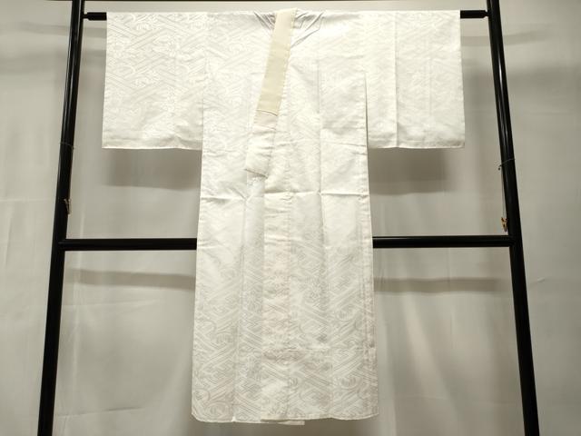 ■■■　サイズ　■■■ 身丈 127cm（肩から） 裄丈 63cm 袖丈 47cm　縫込み 1cm 袖幅 32cm 前幅 28.5cm 後幅 32cm 着物縫いこみ 内揚げ 0cm 裄 お袖側 約3cm　身頃側 約1cm ■■■　商品詳細　■■■ 【化繊】 状態は特に目立ったシミ汚れなどもなく大変良い状態です。 お安く出品致しますので、是非この機会にいかがでしょうか？※ご自身で洗濯された場合の保証はできかねます。 専門店にご相談ください。 ■■■　注意事項　■■■ ■モニター発色の具合により色合いが異なる場合がございます。 ■寸法は多少の誤差が生じる場合がございますのでご了承ください。 ■縫込みの長さが左右非対称の場合は短い部分を記載しております。 左右非対称であってもご返品・お値引き等の保証は出来かねますので、ご了承の上ご購入をお願い致します。 ■シミ等のチェックには注意を払っておりますが、見落としがある場合もございますし、個人の見解も様々ですので神経質な方のご購入はお控えください。 ■箪笥に入っておりました着物や帯なので畳みシワや匂いがあるものもございます。 ■お休みは基本的に土日祝となりますが、その他臨時でお休みする場合がございますのでご了承ください。 ■商品の発送は平日のみの発送となります。 ■夜間と土曜、日曜日はお問い合わせの回答が遅れる場合がございます。 ■当店では、お直し、紋入れ、お手入れ等は承っておりません。 ■生地の状態（ヤケ、経年劣化等）によってはサイズ直しが出来ない場合がございます。 その点もどうかご了承のうえ、ご購入をお願いいたします。 ■弊社で取り扱う商品は一点ものにつき、時期や在庫状況に応じて金額が変更となる場合がございます。 ■検針は行っておりません。予めご了承いただきますようお願いいたします。 ■【洗える着物】と記載のある商品におきましては、商品お届け後に洗濯を行ってしまってからのご返品にはご対応しかねます。 念の為、専門店でのお手入れをお願いいたします。 ■写真に写っている物が全てになります。それ以外の付属品はございませんのでご了承ください。 ■状態に関する写真につきましては、掲載可能な写真枚数に限りがあるため、各箇所につき1枚参考画像を掲載しております。 ■着物のサイズ目安は下記を参考ください↓ ＜女性着物＞　お端折り次第で＋5cm　－1cmが着用可能サイズ 　例）身丈170cmの場合、身長160cm～175cm ＜男性着物＞　身丈＋約25cm～27cm程が適応身長 　例）身丈155cmの場合、身長180～182cm