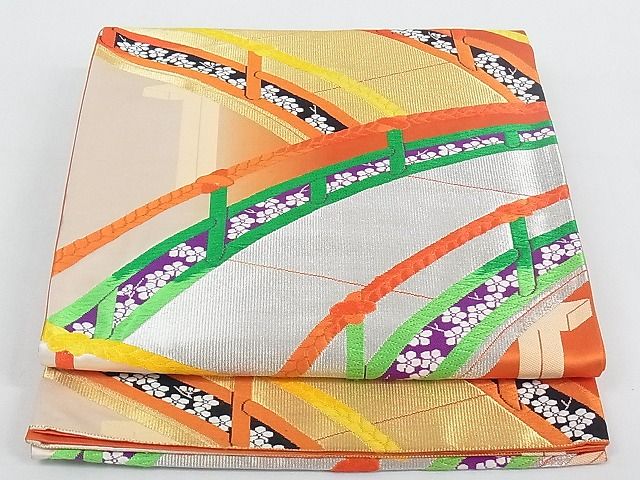 ■■■　サイズ　■■■ 長さ 414cm 幅 30cm程 ■■■　商品詳細　■■■ 【正絹・芯なし】 詳細に関しましては、画像をご確認ください。 大変上質な逸品になります。 お安く出品致しますので、是非この機会にいかがでしょうか？ ■■■　注意事項　■■■ ■モニター発色の具合により色合いが異なる場合がございます。 ■寸法は多少の誤差が生じる場合がございますのでご了承ください。 ■縫込みの長さが左右非対称の場合は短い部分を記載しております。 左右非対称であってもご返品・お値引き等の保証は出来かねますので、ご了承の上ご購入をお願い致します。 ■シミ等のチェックには注意を払っておりますが、見落としがある場合もございますし、個人の見解も様々ですので神経質な方のご購入はお控えください。 ■箪笥に入っておりました着物や帯なので畳みシワや匂いがあるものもございます。 ■お休みは基本的に土日祝となりますが、その他臨時でお休みする場合がございますのでご了承ください。 ■商品の発送は平日のみの発送となります。 ■夜間と土曜、日曜日はお問い合わせの回答が遅れる場合がございます。 ■当店では、お直し、紋入れ、お手入れ等は承っておりません。 ■生地の状態（ヤケ、経年劣化等）によってはサイズ直しが出来ない場合がございます。 その点もどうかご了承のうえ、ご購入をお願いいたします。 ■弊社で取り扱う商品は一点ものにつき、時期や在庫状況に応じて金額が変更となる場合がございます。 ■検針は行っておりません。予めご了承いただきますようお願いいたします。 ■【洗える着物】と記載のある商品におきましては、商品お届け後に洗濯を行ってしまってからのご返品にはご対応しかねます。 念の為、専門店でのお手入れをお願いいたします。 ■着物のサイズ目安は下記を参考ください↓ ＜女性着物＞　お端折り次第で＋5cm　−1cmが着用可能サイズ 　例）身丈170cmの場合、身長160cm〜175cm ＜男性着物＞　身丈＋約25cm〜27cm程が適応身長 　例）身丈155cmの場合、身長180〜182cm