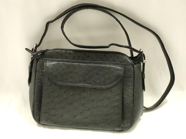 ■■■　サイズ　■■■ 【バッグ】 横　　　24cm 縦　　　18cm　ショルダー込み　75cm(最長) 奥行き　8cm ■■■　商品詳細　■■■ 状態は参考画像のように所々に薄い汚れがございます。 大変上質な逸品になります。 お安く出品致しますので、是非この機会にいかがでしょうか？ ■■■　注意事項　■■■ ■モニター発色の具合により色合いが異なる場合がございます。 ■寸法は多少の誤差が生じる場合がございますのでご了承ください。 ■縫込みの長さが左右非対称の場合は短い部分を記載しております。 左右非対称であってもご返品・お値引き等の保証は出来かねますので、ご了承の上ご購入をお願い致します。 ■シミ等のチェックには注意を払っておりますが、見落としがある場合もございますし、個人の見解も様々ですので神経質な方のご購入はお控えください。 ■箪笥に入っておりました着物や帯なので畳みシワや匂いがあるものもございます。 ■お休みは基本的に土日祝となりますが、その他臨時でお休みする場合がございますのでご了承ください。 ■商品の発送は平日のみの発送となります。 ■夜間と土曜、日曜日はお問い合わせの回答が遅れる場合がございます。 ■当店では、お直し、紋入れ、お手入れ等は承っておりません。 ■生地の状態（ヤケ、経年劣化等）によってはサイズ直しが出来ない場合がございます。 その点もどうかご了承のうえ、ご購入をお願いいたします。 ■弊社で取り扱う商品は一点ものにつき、時期や在庫状況に応じて金額が変更となる場合がございます。 ■検針は行っておりません。予めご了承いただきますようお願いいたします。 ■【洗える着物】と記載のある商品におきましては、商品お届け後に洗濯を行ってしまってからのご返品にはご対応しかねます。 念の為、専門店でのお手入れをお願いいたします。 ■写真に写っている物が全てになります。それ以外の付属品はございませんのでご了承ください。 ■状態に関する写真につきましては、掲載可能な写真枚数に限りがあるため、各箇所につき1枚参考画像を掲載しております。 ■着物のサイズ目安は下記を参考ください↓ ＜女性着物＞　お端折り次第で＋5cm　－1cmが着用可能サイズ 　例）身丈170cmの場合、身長160cm～175cm ＜男性着物＞　身丈＋約25cm～27cm程が適応身長 　例）身丈155cmの場合、身長180～182cm