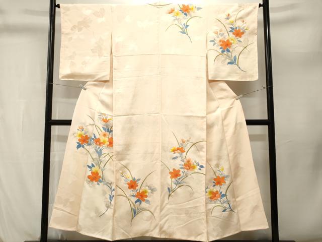 ■■■　サイズ　■■■ 身丈 149cm（肩から） 裄丈 65cm 袖丈 51cm　縫込み 3cm 袖幅 33cm 前幅 24cm 後幅 29.5cm 着物縫いこみ 内揚げ 6cm 裄 お袖側 約3cm　身頃側 約2cm ■■■　商品詳細　■■■ 【正絹】 状態は画像を添付しておりますので、そちらをご確認下さいますよう宜しくお願い致します。 大変上質な逸品になります。 お安く出品致しますので、是非この機会にいかがでしょうか？ ■■■　注意事項　■■■ ■モニター発色の具合により色合いが異なる場合がございます。 ■寸法は多少の誤差が生じる場合がございますのでご了承ください。 ■縫込みの長さが左右非対称の場合は短い部分を記載しております。 左右非対称であってもご返品・お値引き等の保証は出来かねますので、ご了承の上ご購入をお願い致します。 ■シミ等のチェックには注意を払っておりますが、見落としがある場合もございますし、個人の見解も様々ですので神経質な方のご購入はお控えください。 ■箪笥に入っておりました着物や帯なので畳みシワや匂いがあるものもございます。 ■お休みは基本的に土日祝となりますが、その他臨時でお休みする場合がございますのでご了承ください。 ■商品の発送は平日のみの発送となります。 ■夜間と土曜、日曜日はお問い合わせの回答が遅れる場合がございます。 ■当店では、お直し、紋入れ、お手入れ等は承っておりません。 ■生地の状態（ヤケ、経年劣化等）によってはサイズ直しが出来ない場合がございます。 その点もどうかご了承のうえ、ご購入をお願いいたします。 ■弊社で取り扱う商品は一点ものにつき、時期や在庫状況に応じて金額が変更となる場合がございます。 ■検針は行っておりません。予めご了承いただきますようお願いいたします。 ■【洗える着物】と記載のある商品におきましては、商品お届け後に洗濯を行ってしまってからのご返品にはご対応しかねます。 念の為、専門店でのお手入れをお願いいたします。 ■写真に写っている物が全てになります。それ以外の付属品はございませんのでご了承ください。 ■状態に関する写真につきましては、掲載可能な写真枚数に限りがあるため、各箇所につき1枚参考画像を掲載しております。 ■着物のサイズ目安は下記を参考ください↓ ＜女性着物＞　お端折り次第で＋5cm　−1cmが着用可能サイズ 　例）身丈170cmの場合、身長160cm〜175cm ＜男性着物＞　身丈＋約25cm〜27cm程が適応身長 　例）身丈155cmの場合、身長180〜182cm