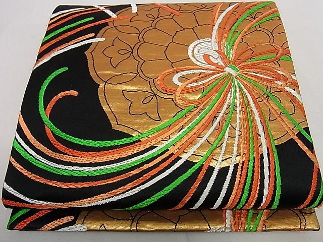 ■■■　サイズ　■■■ 長さ 408cm 幅 30cm程 ■■■　商品詳細　■■■ 【正絹・芯なし】 状態は締めてはおりますが 特に目立ったシミ汚れなどもなく大変良い状態です。 大変上質な逸品になります。 お安く出品致しますので、是非この機会にいかがでしょうか？ ■■■　注意事項　■■■ ■モニター発色の具合により色合いが異なる場合がございます。 ■寸法は多少の誤差が生じる場合がございますのでご了承ください。 ■縫込みの長さが左右非対称の場合は短い部分を記載しております。 左右非対称であってもご返品・お値引き等の保証は出来かねますので、ご了承の上ご購入をお願い致します。 ■シミ等のチェックには注意を払っておりますが、見落としがある場合もございますし、個人の見解も様々ですので神経質な方のご購入はお控えください。 ■箪笥に入っておりました着物や帯なので畳みシワや匂いがあるものもございます。 ■お休みは基本的に土日祝となりますが、その他臨時でお休みする場合がございますのでご了承ください。 ■商品の発送は平日のみの発送となります。 ■夜間と土曜、日曜日はお問い合わせの回答が遅れる場合がございます。 ■当店では、お直し、紋入れ、お手入れ等は承っておりません。 ■生地の状態（ヤケ、経年劣化等）によってはサイズ直しが出来ない場合がございます。 その点もどうかご了承のうえ、ご購入をお願いいたします。 ■弊社で取り扱う商品は一点ものにつき、時期や在庫状況に応じて金額が変更となる場合がございます。 ■検針は行っておりません。予めご了承いただきますようお願いいたします。 ■【洗える着物】と記載のある商品におきましては、商品お届け後に洗濯を行ってしまってからのご返品にはご対応しかねます。 念の為、専門店でのお手入れをお願いいたします。 ■着物のサイズ目安は下記を参考ください↓ ＜女性着物＞　お端折り次第で＋5cm　−1cmが着用可能サイズ 　例）身丈170cmの場合、身長160cm〜175cm ＜男性着物＞　身丈＋約25cm〜27cm程が適応身長 　例）身丈155cmの場合、身長180〜182cm