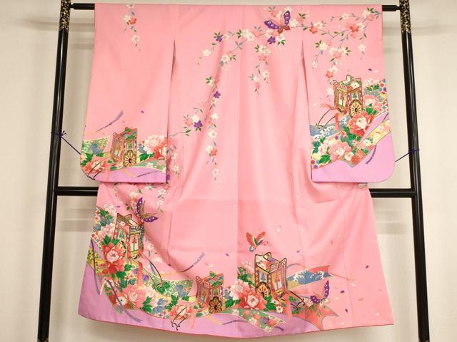■■■　サイズ　■■■ 【祝着】 身丈 134cm（肩から） 裄丈 57.5cm（肩上げ　0cm） 袖丈 75cm　縫込み 2.5cm 袖幅 31.5cm 前幅 19cm 後幅 26.5cm 着物縫いこみ 内揚げ 0cm （腰上げ　0cm） 裄 お袖側 約2.5cm　身頃側 約1.5cm ■■■　商品詳細　■■■ 着物【化繊】の状態は接写画像のように後身頃・両袖に汚れがございますが その他特に目立ったシミ汚れなどもなく大変良い状態です。 お安く出品致しますので、是非この機会にいかがでしょうか？ ■■■　注意事項　■■■ ■モニター発色の具合により色合いが異なる場合がございます。 ■寸法は多少の誤差が生じる場合がございますのでご了承ください。 ■縫込みの長さが左右非対称の場合は短い部分を記載しております。 左右非対称であってもご返品・お値引き等の保証は出来かねますので、ご了承の上ご購入をお願い致します。 ■シミ等のチェックには注意を払っておりますが、見落としがある場合もございますし、個人の見解も様々ですので神経質な方のご購入はお控えください。 ■箪笥に入っておりました着物や帯なので畳みシワや匂いがあるものもございます。 ■お休みは基本的に土日祝となりますが、その他臨時でお休みする場合がございますのでご了承ください。 ■商品の発送は平日のみの発送となります。 ■夜間と土曜、日曜日はお問い合わせの回答が遅れる場合がございます。 ■当店では、お直し、紋入れ、お手入れ等は承っておりません。 ■生地の状態（ヤケ、経年劣化等）によってはサイズ直しが出来ない場合がございます。 その点もどうかご了承のうえ、ご購入をお願いいたします。 ■弊社で取り扱う商品は一点ものにつき、時期や在庫状況に応じて金額が変更となる場合がございます。 ■検針は行っておりません。予めご了承いただきますようお願いいたします。 ■【洗える着物】と記載のある商品におきましては、商品お届け後に洗濯を行ってしまってからのご返品にはご対応しかねます。 念の為、専門店でのお手入れをお願いいたします。 ■写真に写っている物が全てになります。それ以外の付属品はございませんのでご了承ください。 ■着物のサイズ目安は下記を参考ください↓ ＜女性着物＞　お端折り次第で＋5cm　−1cmが着用可能サイズ 　例）身丈170cmの場合、身長160cm〜175cm ＜男性着物＞　身丈＋約25cm〜27cm程が適応身長 　例）身丈155cmの場合、身長180〜182cm