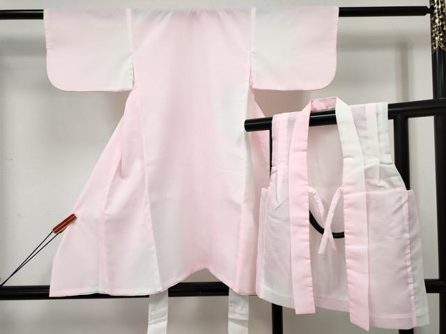 ■■■　サイズ　■■■ 【祝着】 身丈 79cm（肩から） 裄丈 40cm（肩上げ　0cm） 袖丈 24.5cm　縫込み 2cm 袖幅 23cm 前幅 16cm 後幅 17cm 着物縫いこみ 内揚げ 0cm （腰上げ　0cm） 裄 お袖側 約1cm　身頃側 約0cm 【被布】 身丈 45cm（肩から） 裄丈 12.5cm（肩上げ　2cm） ■■■　商品詳細　■■■ 着物【化繊】の 状態は特に目立ったシミ汚れなどもなく大変良い状態です。 被布【化繊】の 状態は特に目立ったシミ汚れなどもなく大変良い状態です。 お安く出品致しますので、是非この機会にいかがでしょうか？ ※着物の肩上げと腰上げがされておりません。 ※ご自身で洗濯された場合の保証はできかねます。専門店にご相談ください。 ■■■　注意事項　■■■ ■モニター発色の具合により色合いが異なる場合がございます。 ■寸法は多少の誤差が生じる場合がございますのでご了承ください。 ■縫込みの長さが左右非対称の場合は短い部分を記載しております。 左右非対称であってもご返品・お値引き等の保証は出来かねますので、ご了承の上ご購入をお願い致します。 ■シミ等のチェックには注意を払っておりますが、見落としがある場合もございますし、個人の見解も様々ですので神経質な方のご購入はお控えください。 ■箪笥に入っておりました着物や帯なので畳みシワや匂いがあるものもございます。 ■お休みは基本的に土日祝となりますが、その他臨時でお休みする場合がございますのでご了承ください。 ■商品の発送は平日のみの発送となります。 ■夜間と土曜、日曜日はお問い合わせの回答が遅れる場合がございます。 ■当店では、お直し、紋入れ、お手入れ等は承っておりません。 ■生地の状態（ヤケ、経年劣化等）によってはサイズ直しが出来ない場合がございます。 その点もどうかご了承のうえ、ご購入をお願いいたします。 ■弊社で取り扱う商品は一点ものにつき、時期や在庫状況に応じて金額が変更となる場合がございます。 ■検針は行っておりません。予めご了承いただきますようお願いいたします。 ■【洗える着物】と記載のある商品におきましては、商品お届け後に洗濯を行ってしまってからのご返品にはご対応しかねます。 念の為、専門店でのお手入れをお願いいたします。 ■写真に写っている物が全てになります。それ以外の付属品はございませんのでご了承ください。 ■状態に関する写真につきましては、掲載可能な写真枚数に限りがあるため、各箇所につき1枚参考画像を掲載しております。 ■着物のサイズ目安は下記を参考ください↓ ＜女性着物＞　お端折り次第で＋5cm　−1cmが着用可能サイズ 　例）身丈170cmの場合、身長160cm〜175cm ＜男性着物＞　身丈＋約25cm〜27cm程が適応身長 　例）身丈155cmの場合、身長180〜182cm